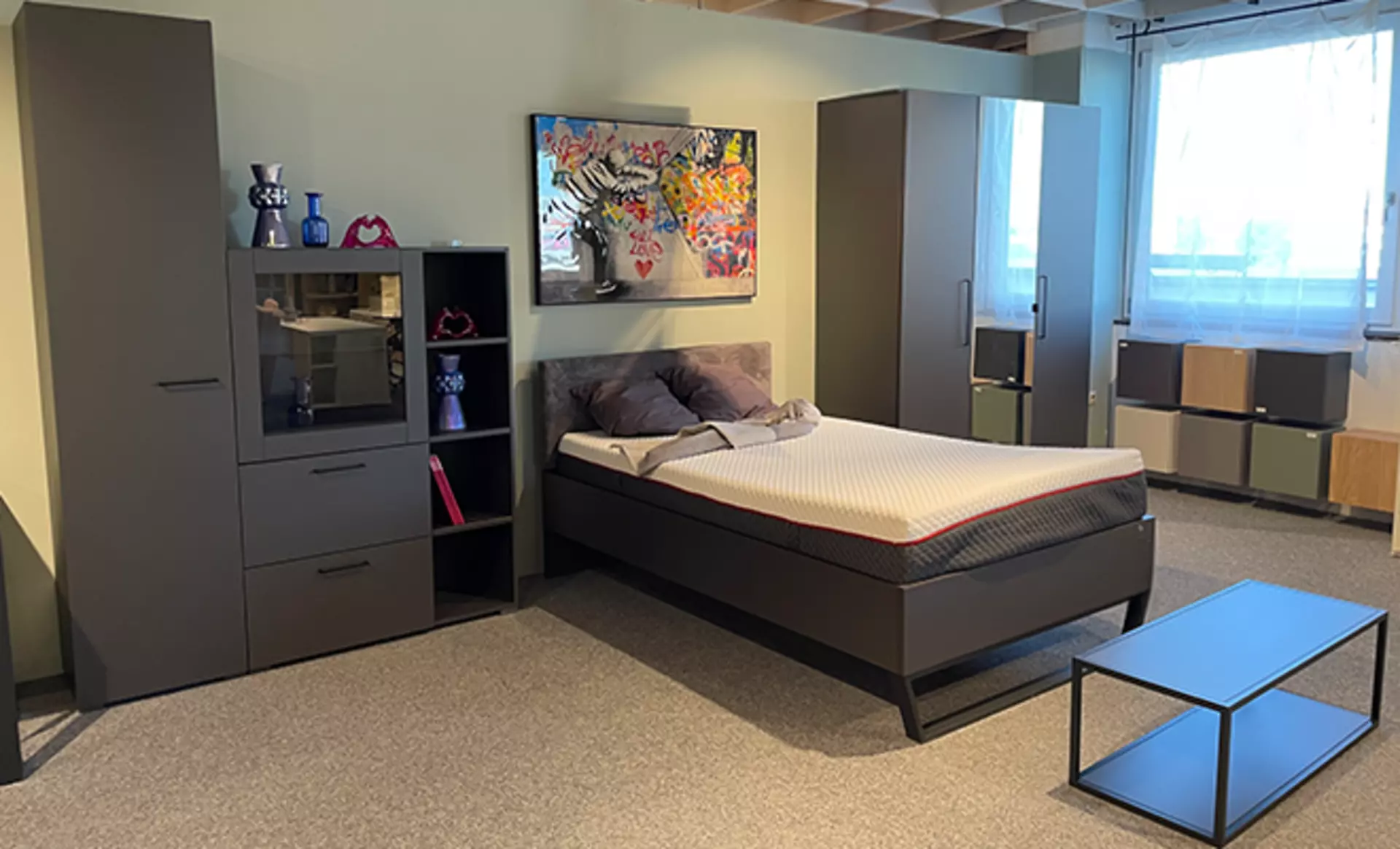 Schwarz gehaltenes Jugendzimmer