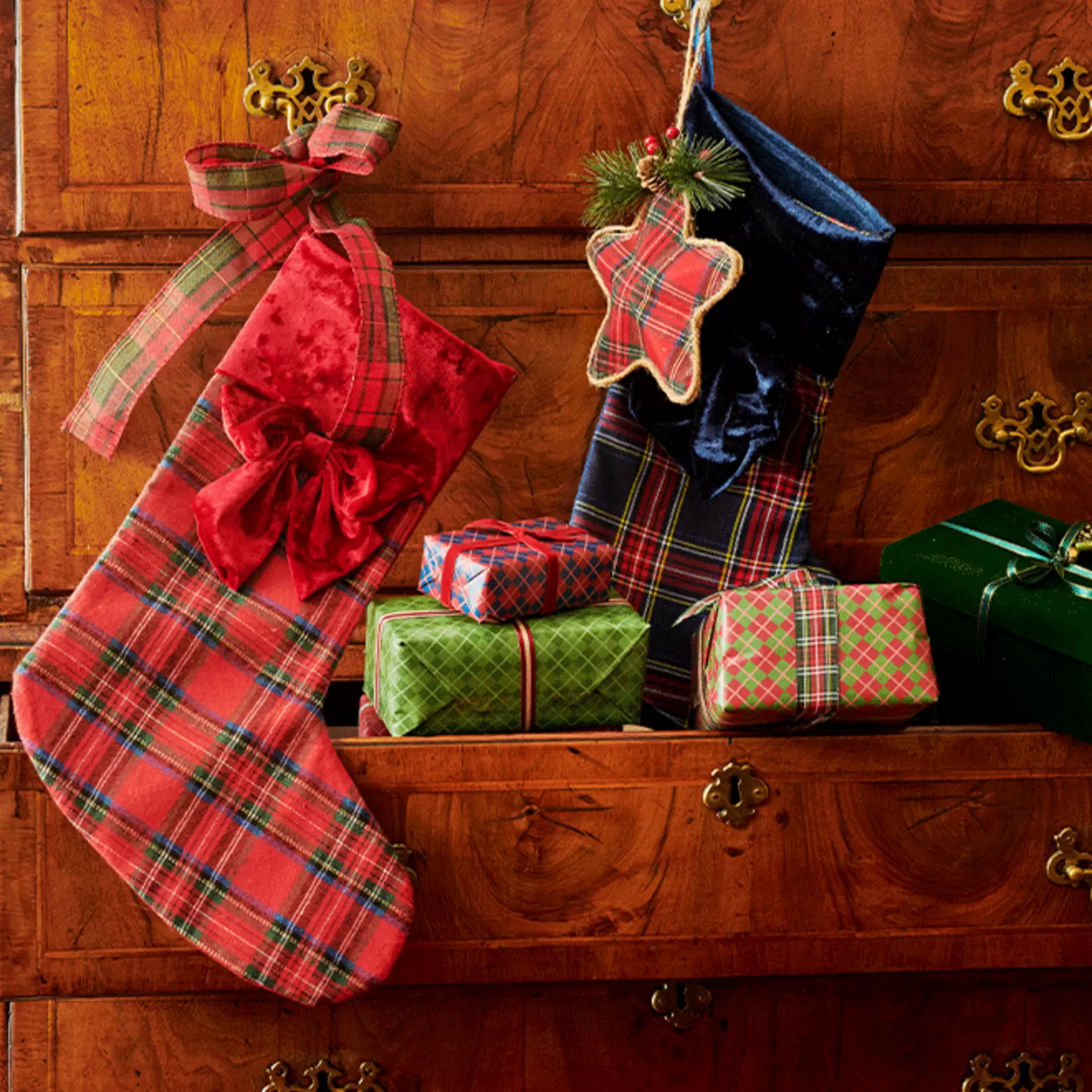 Rote Strümpfe und Adventskalender-Deko im klassischen Landhausstil an einer Holzkommode