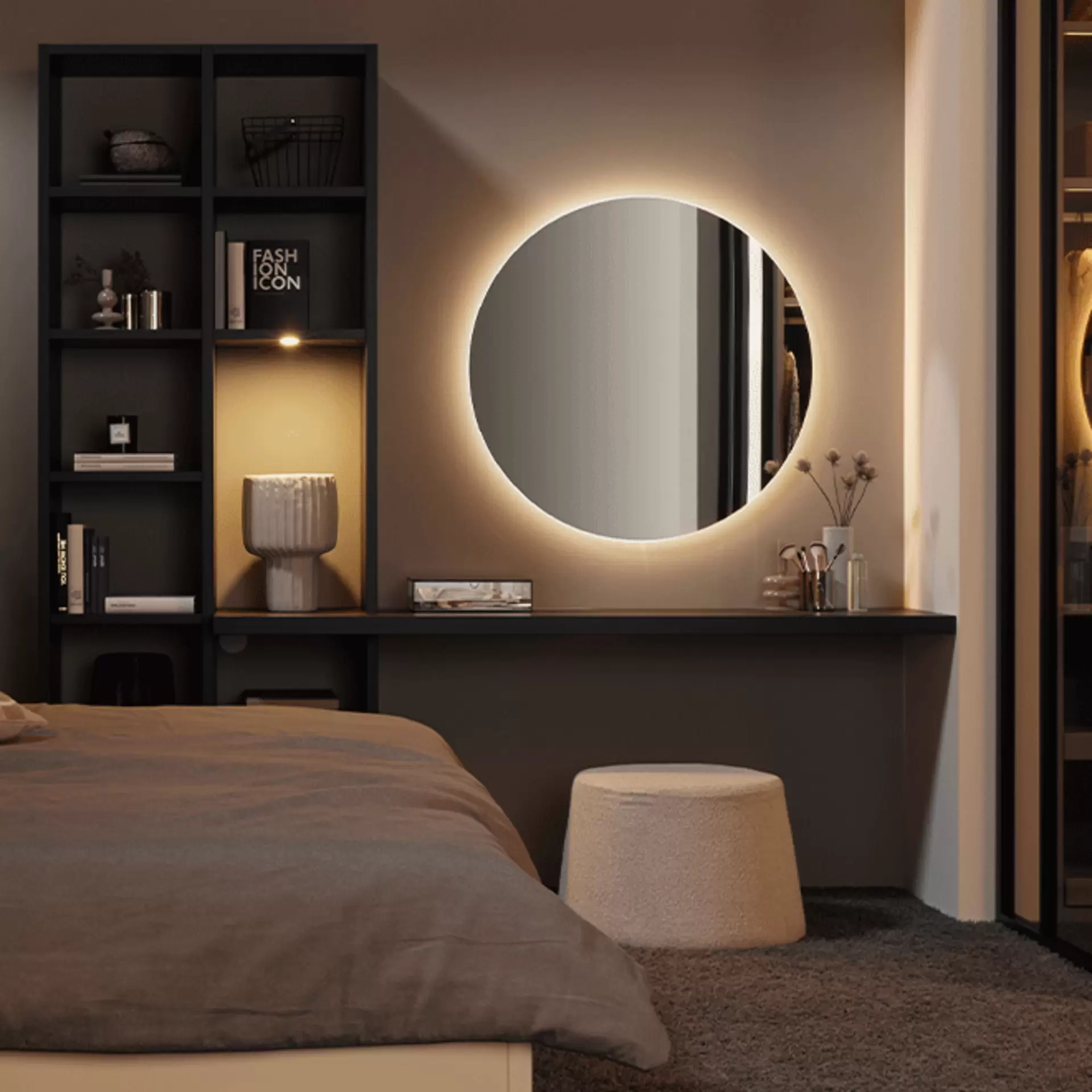 Moderner Schminkplatz im Schlafzimmer mit schwebender dunkelbrauner Konsole, rundem hinterleuchtetem LED-Wandspiegel, Vase und hellem Bouclé-Hocker