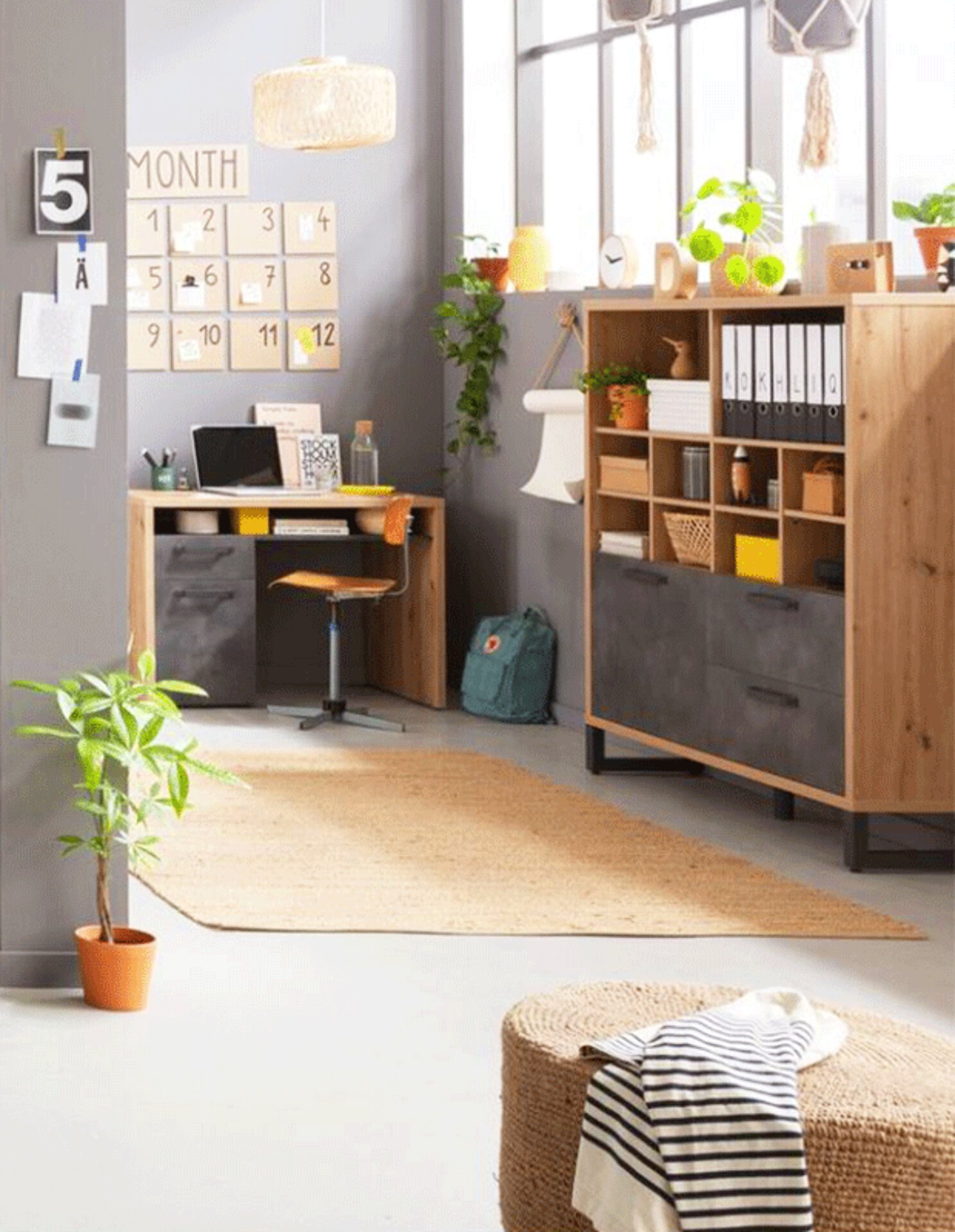 Inspirationsbild zu "WG-Zimmer-Einrichten" zeigt einen hellen Raum mit kompakten Möbellösungen. 