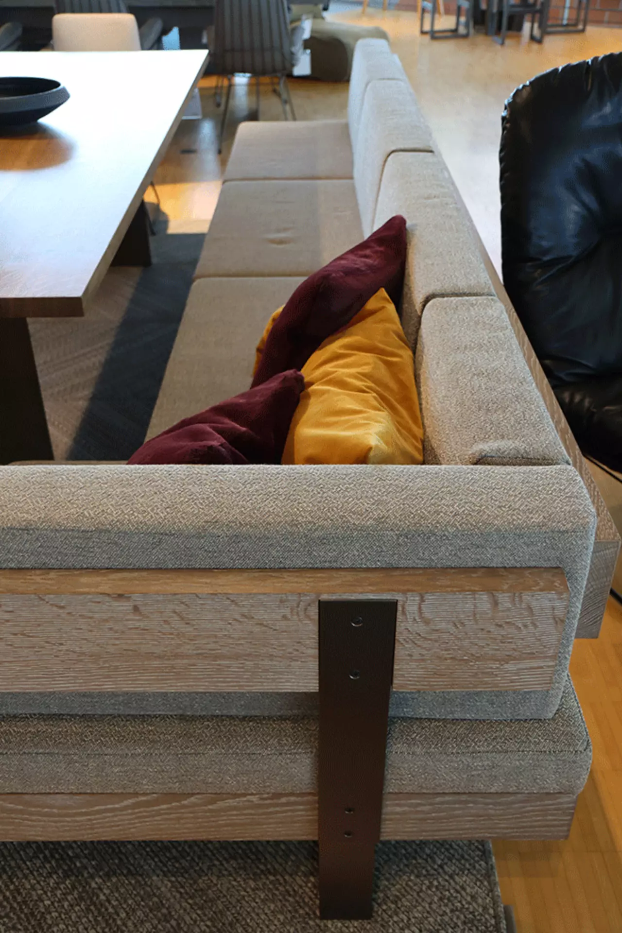 Eckbank mit Rückenlehne aus elegantem Holzbrett
