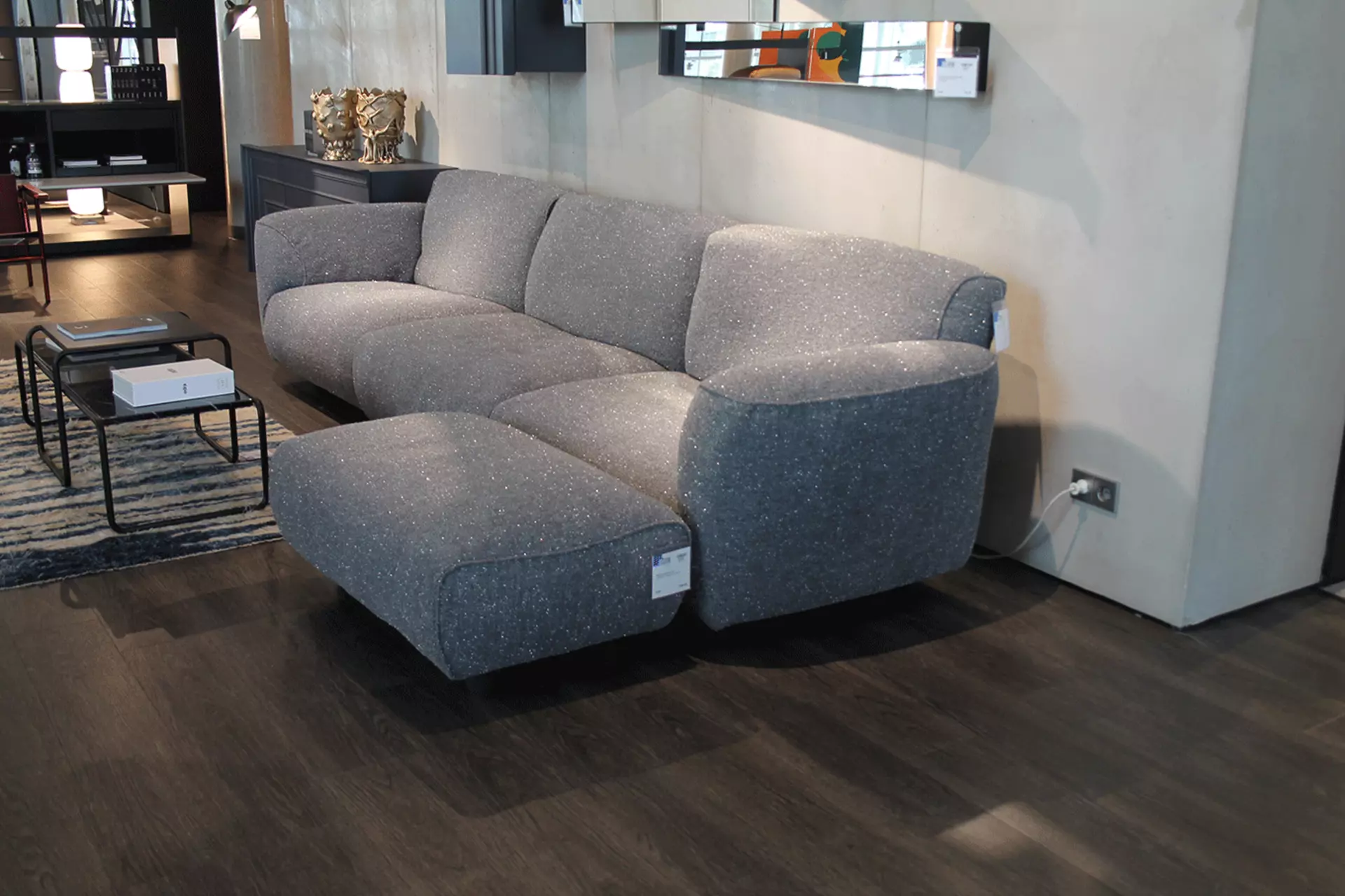 Das Grande Soffice Edra Sofa von der Seite mit Hocker