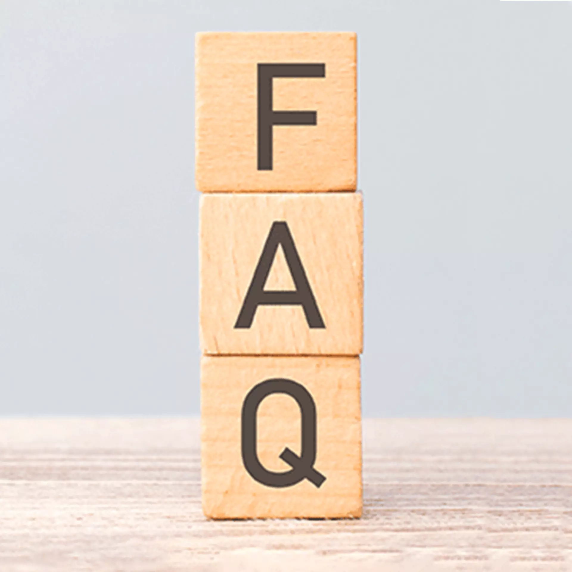 drei aufeinander gestapelte Holzklötze mit der Aufschrift "FAQ"