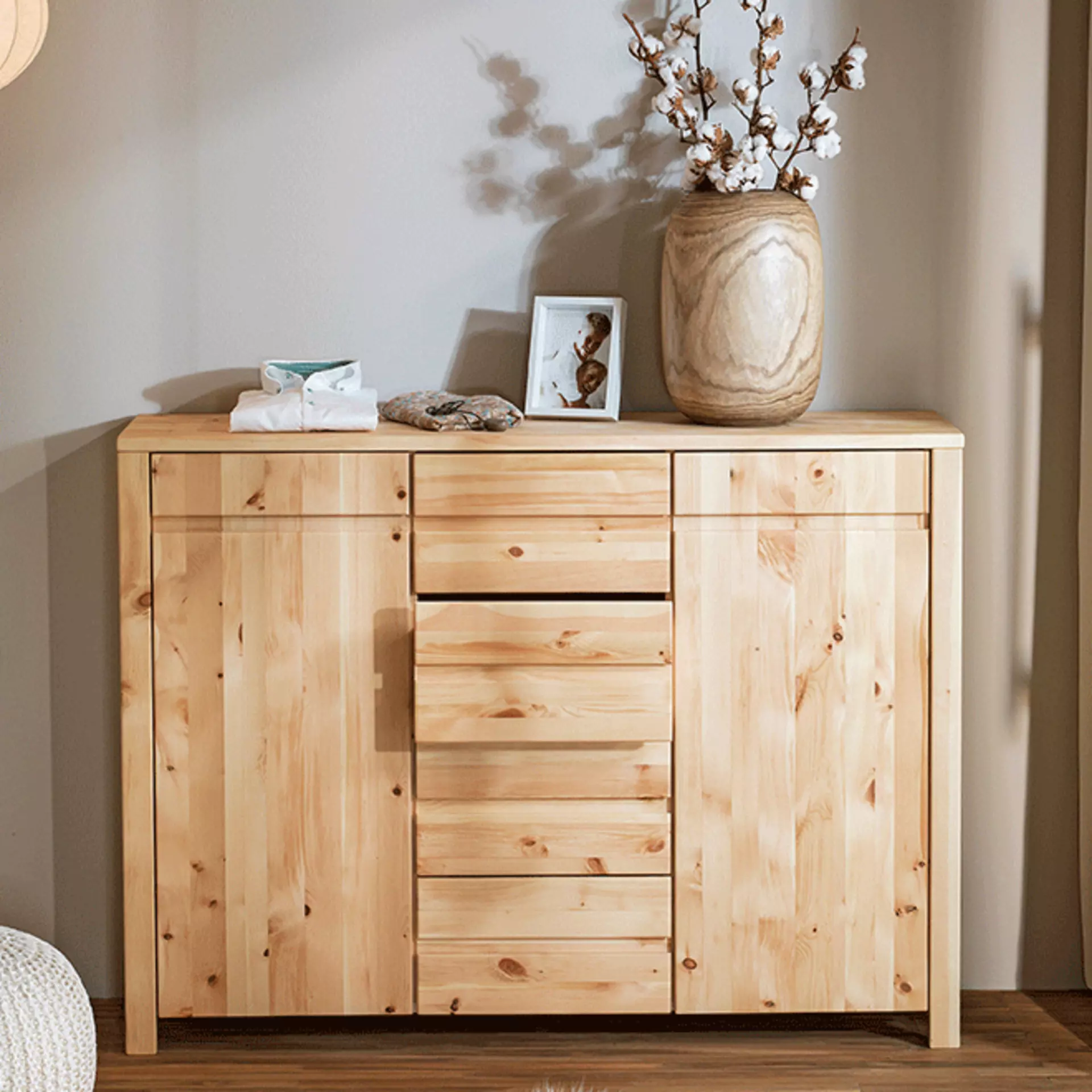 Schlichte Kommode aus Zirbenholz