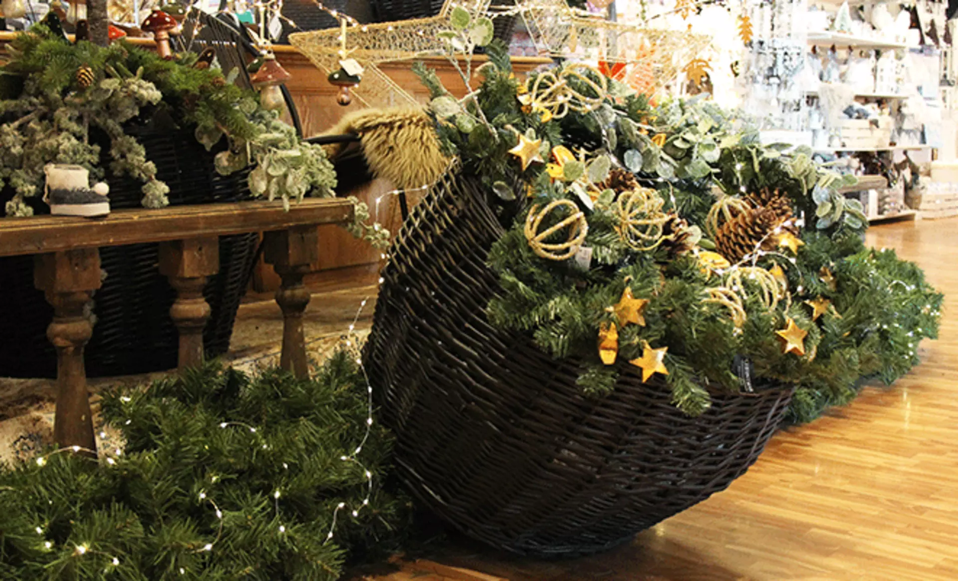 natürliche Weihnachtsdeko aus Holz , Tannenzapfen und Immergrün