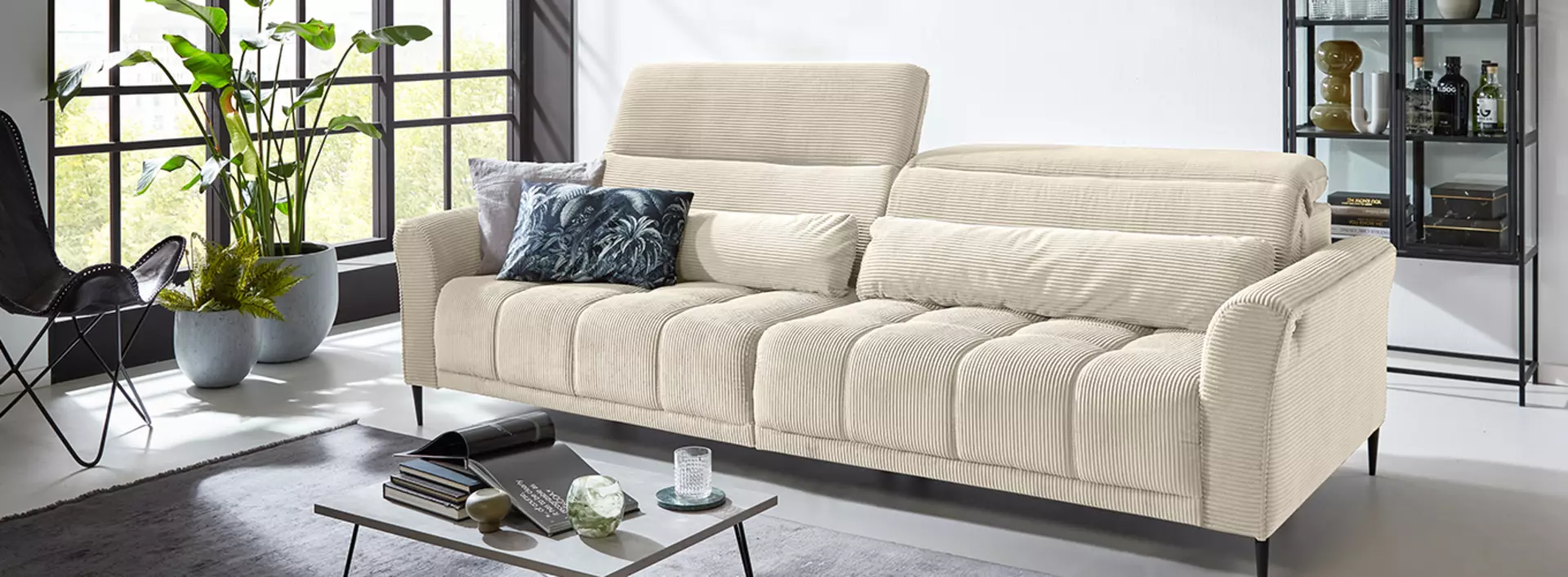 Polstergarnitur in Creme und Stoff der aus Cord besteht