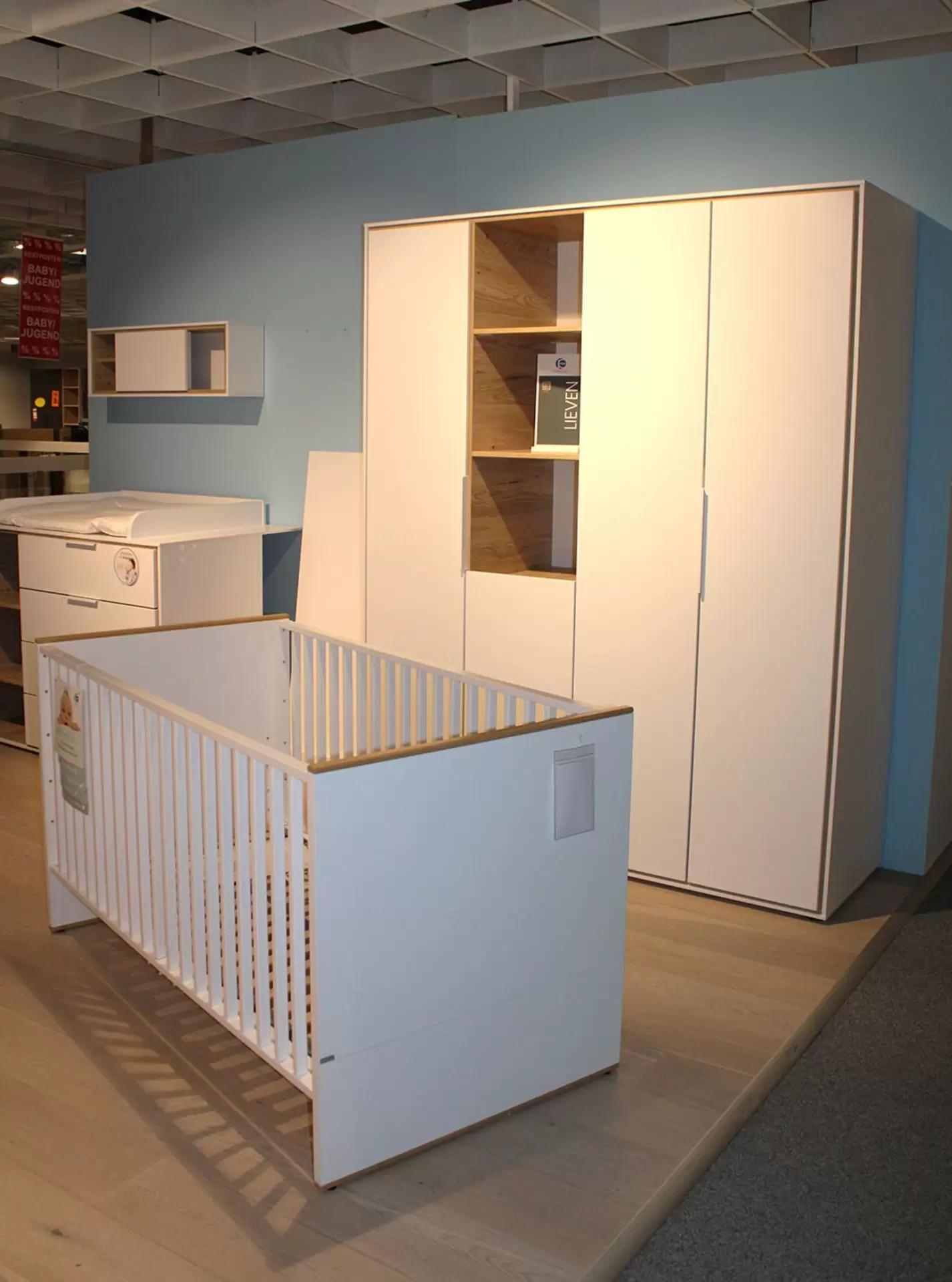 Babyzimmer in weiß mit Bett, Schrank und Wickeltisch
