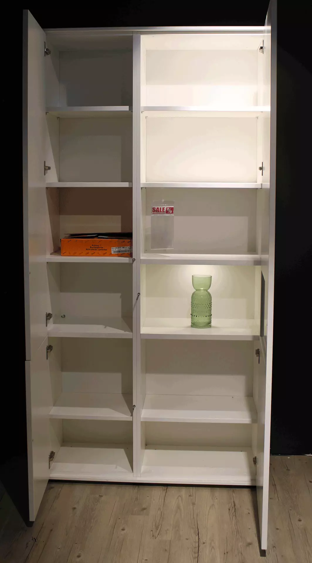 Das Ausstellungsstück mit dem Namen Vitrine Kara frame vom Hersteller Musterring mit Offenen Türen in der Farbe Weiß