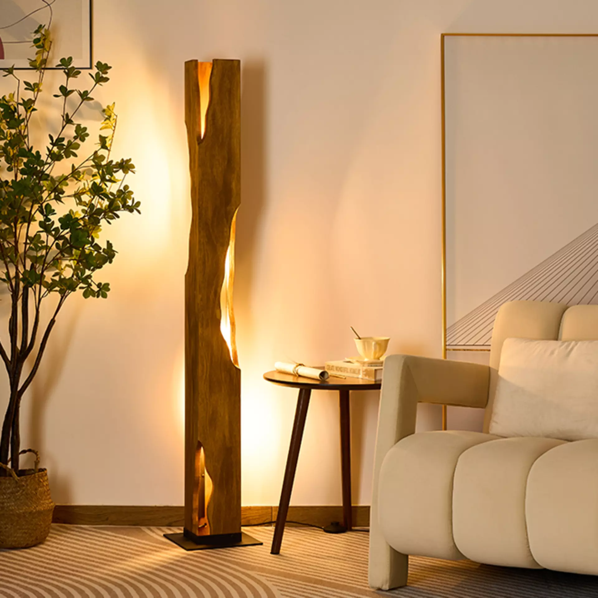Stehleuchte aus Holz leuchtet Ecke in modernem Wohnzimmer aus