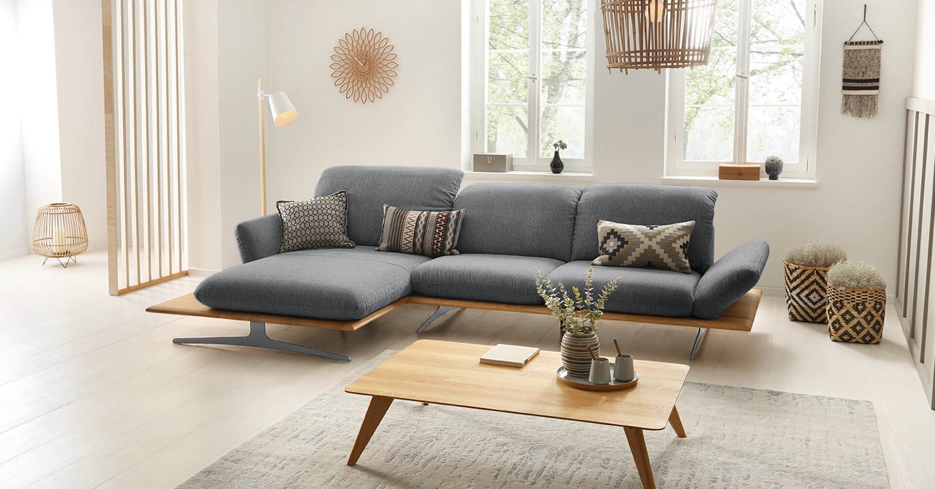 Wohnzimmer mit Sofa und Couchtisch eingerichtet im Skandi Style von Möbel Inhofer