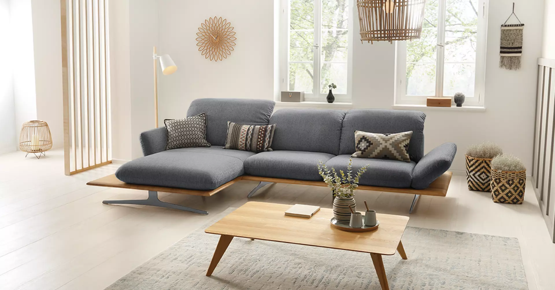 Wohnzimmer mit Sofa und Couchtisch eingerichtet im Skandi Style von Möbel Inhofer