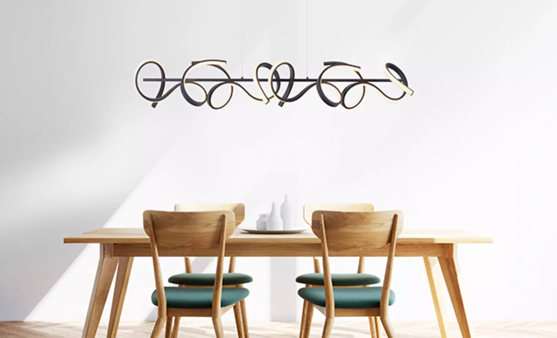 Die Just Light Curls Pendelleuchte mit ihren geschwungenen Leuchtstreifen über einem Massivholztisch im Esszimmer