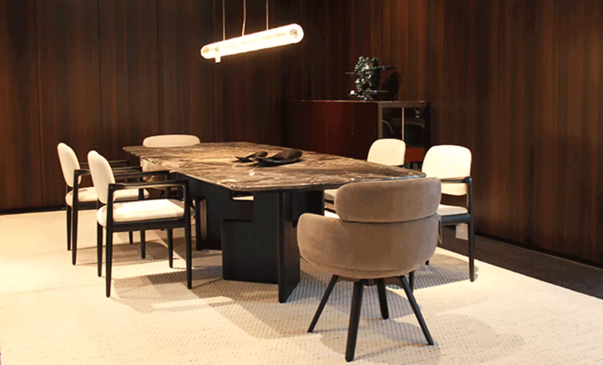 Elegante Tischgruppe von Minotti - edle Materialen, purer Sitzkomfort
