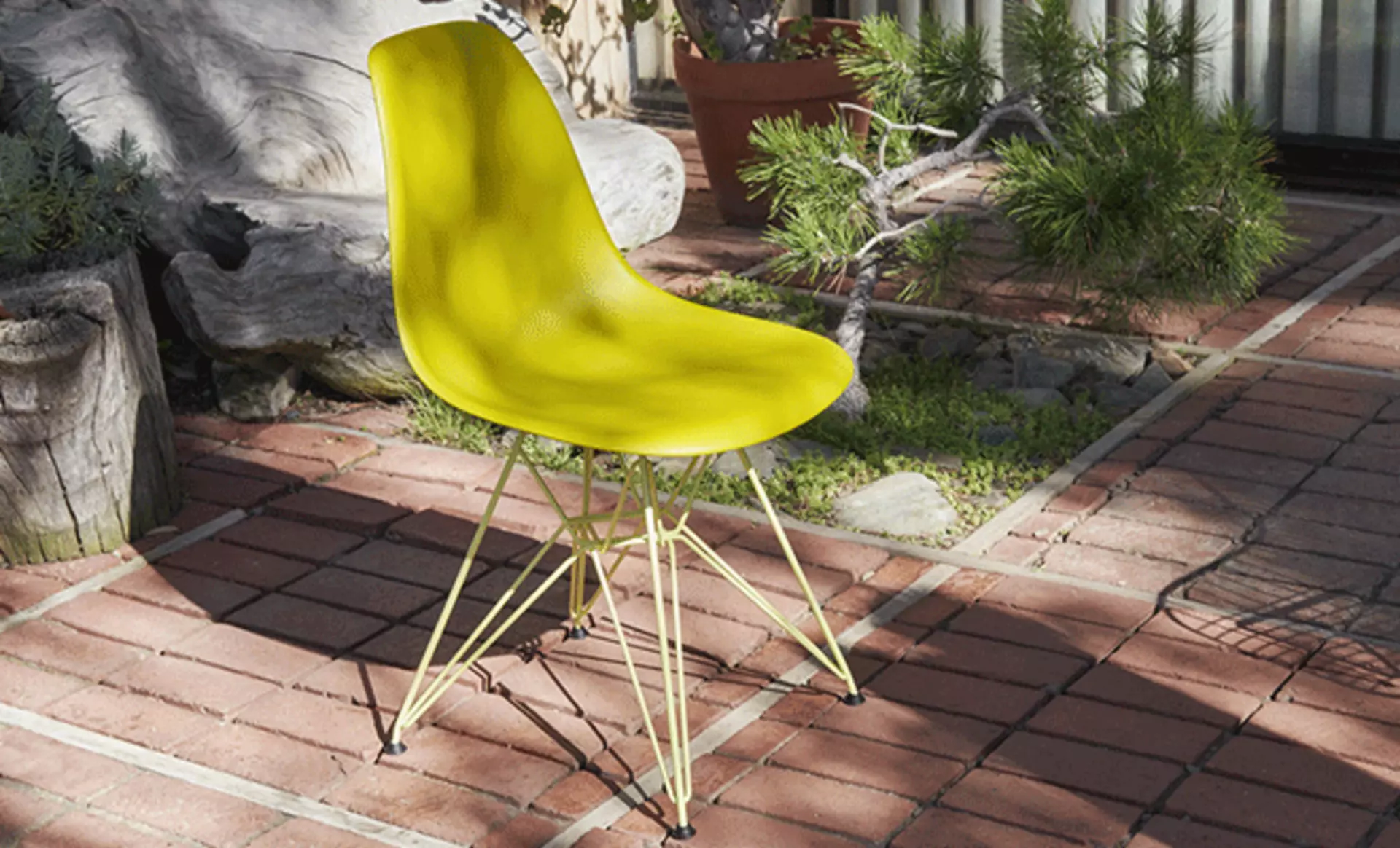 Eames Plastic Side Chair - der Vitra Bestseller mit pulverbeschichtetem Untergestell für den wohnlichen Outdoorbereich