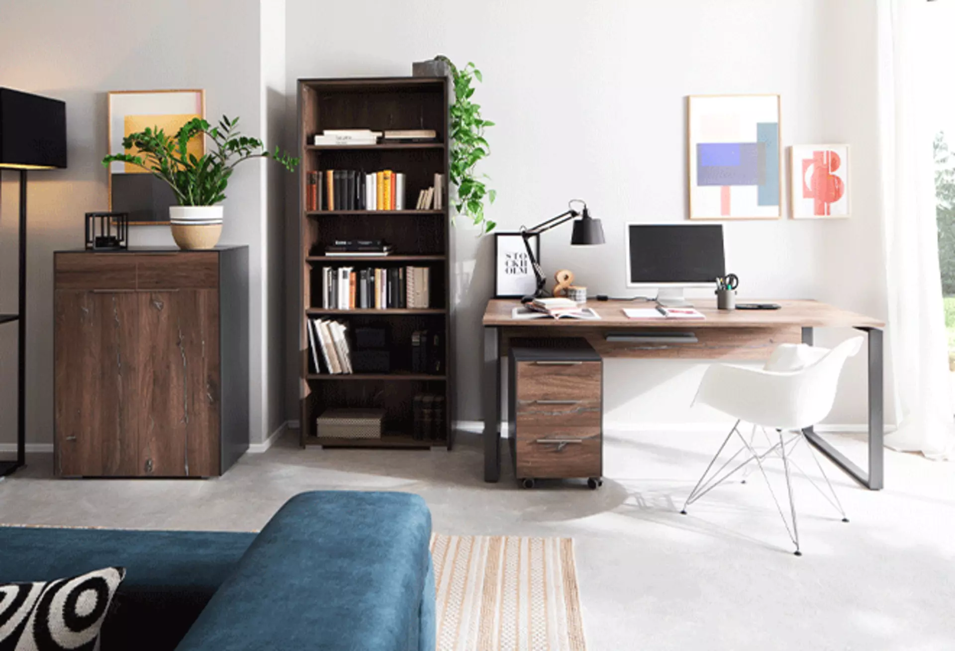 Home-Office im Wohnzimmer an Fensterfront