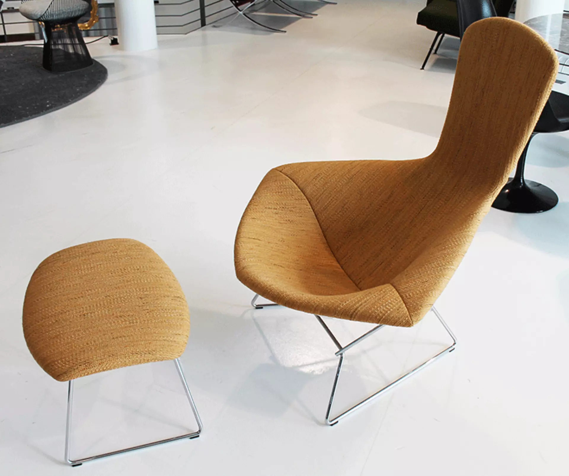 Der Bertoia Sessel mit Hocker von oben
