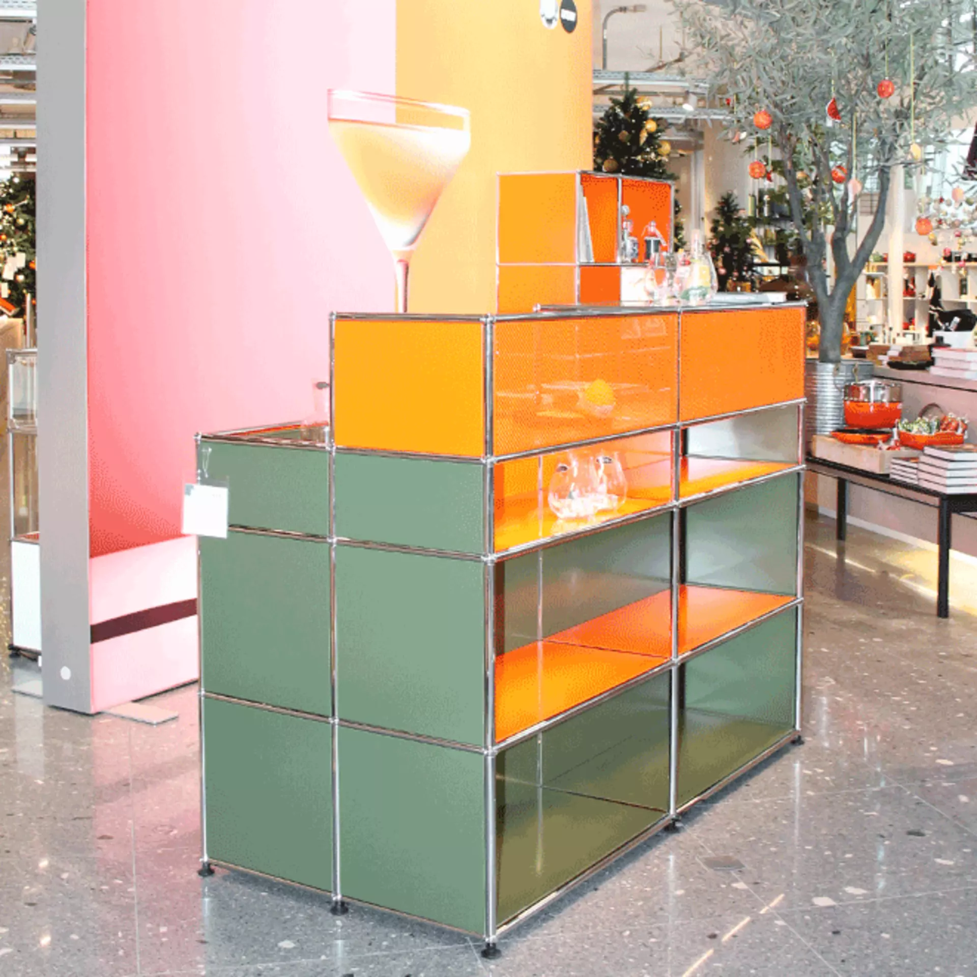 Einladende Bar aus farbigen USM-Elementen