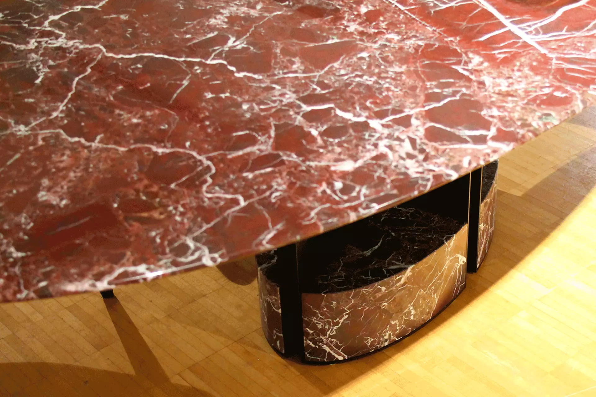 Tischplatte und Sockeldetail des T13 aus rotem Marmor