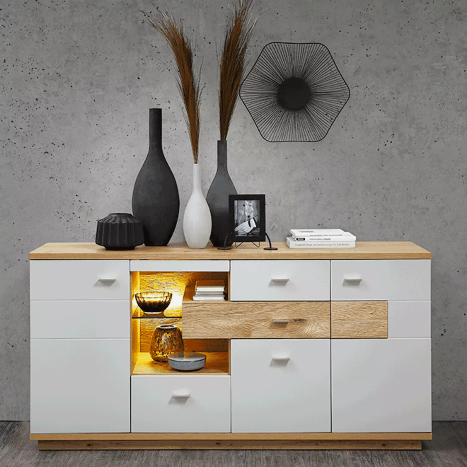 Natürliches Sideboard mit weißer Front, hellen Holzintarsien und stimmungsvoller LED-Beleuchtung