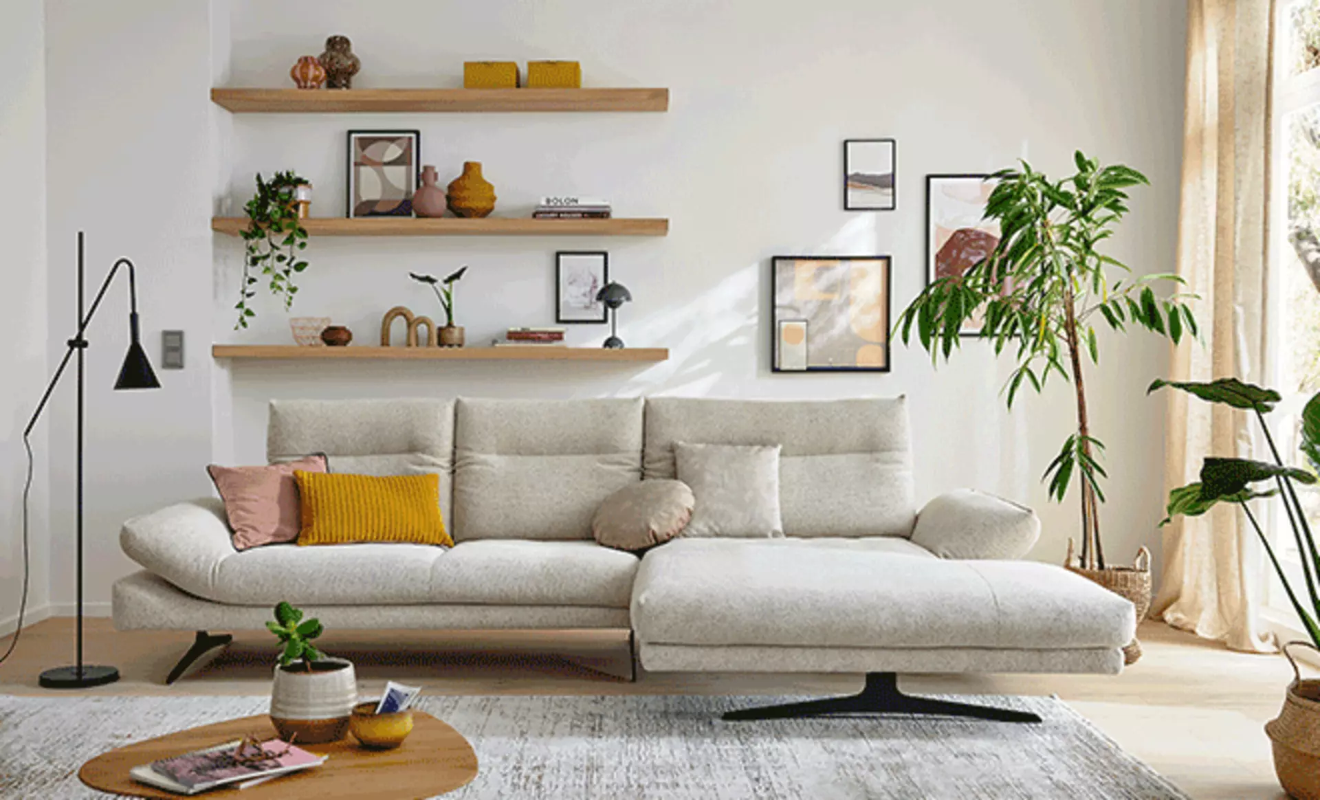 Helles Wohnzimmer mit Sofa und frühlingshafter Dekoration in Naturtönen und frischen Farben.