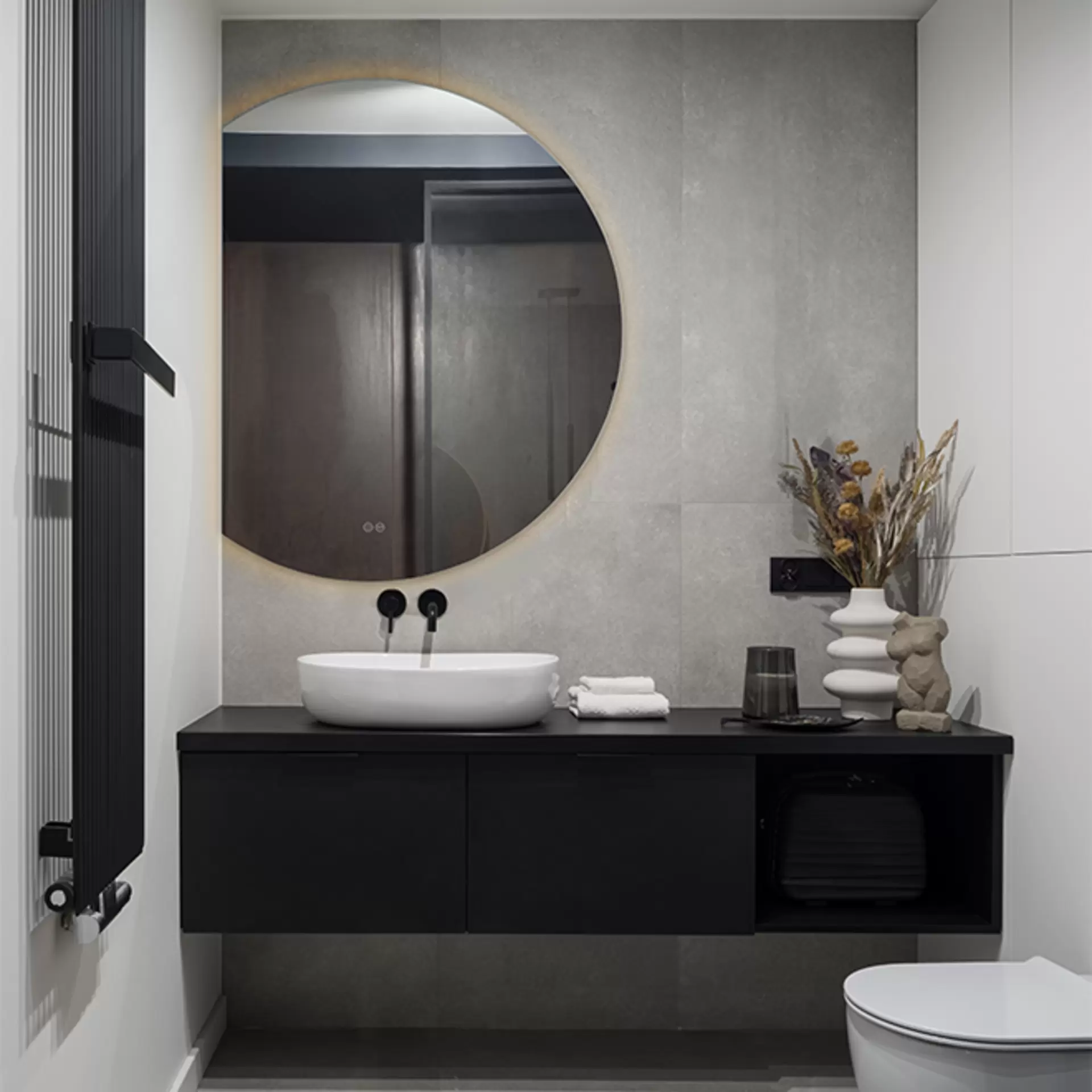 Ein Spiegel in einem kleinen schmalen Badezimmer mit LED Beleuchtung von Mirrors and More