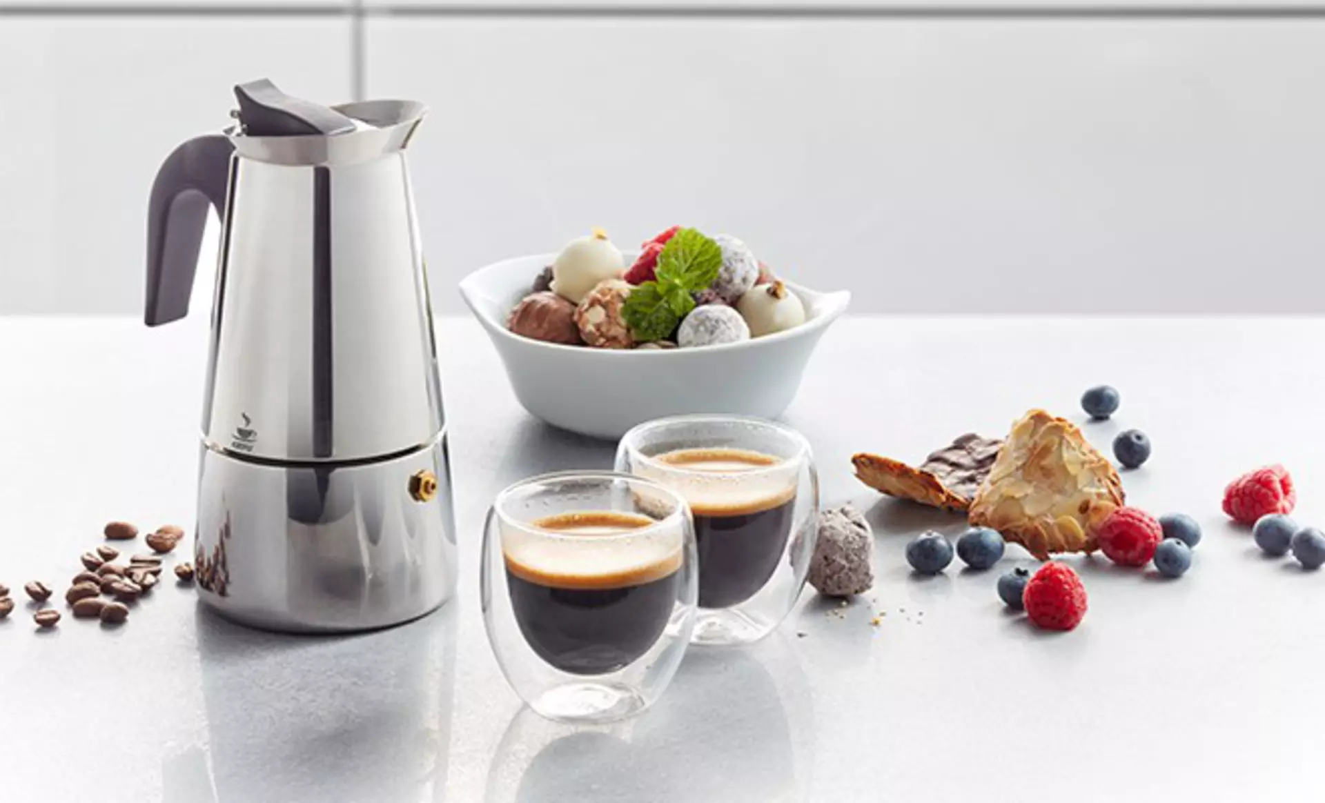 GEFU Espressokocher neben Glastassen mit frisch zubereitetem Espresso.