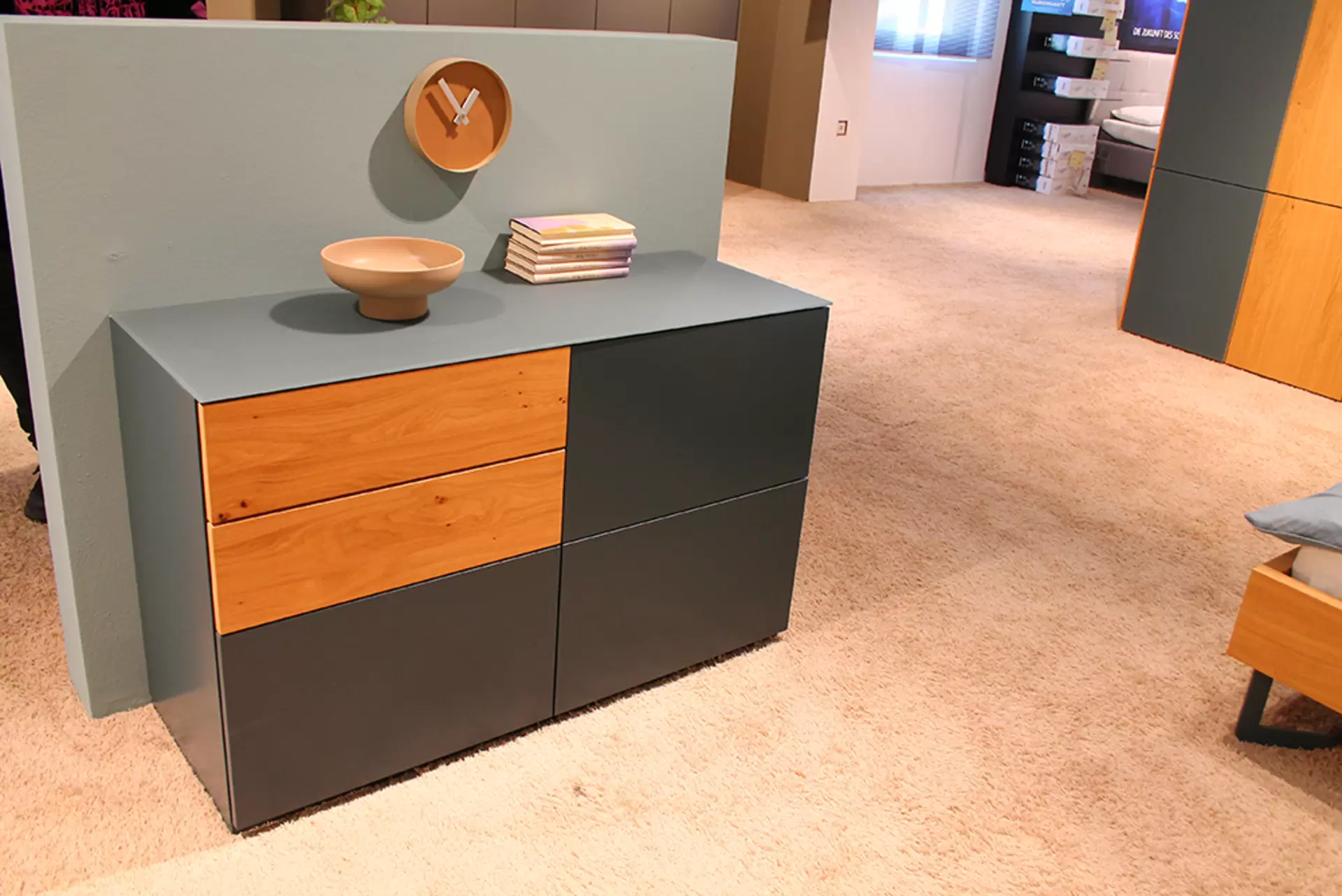 Das Schlafzimmer MIRIA PLUS von Sudbrock mit Eiche und Anthrazit lack