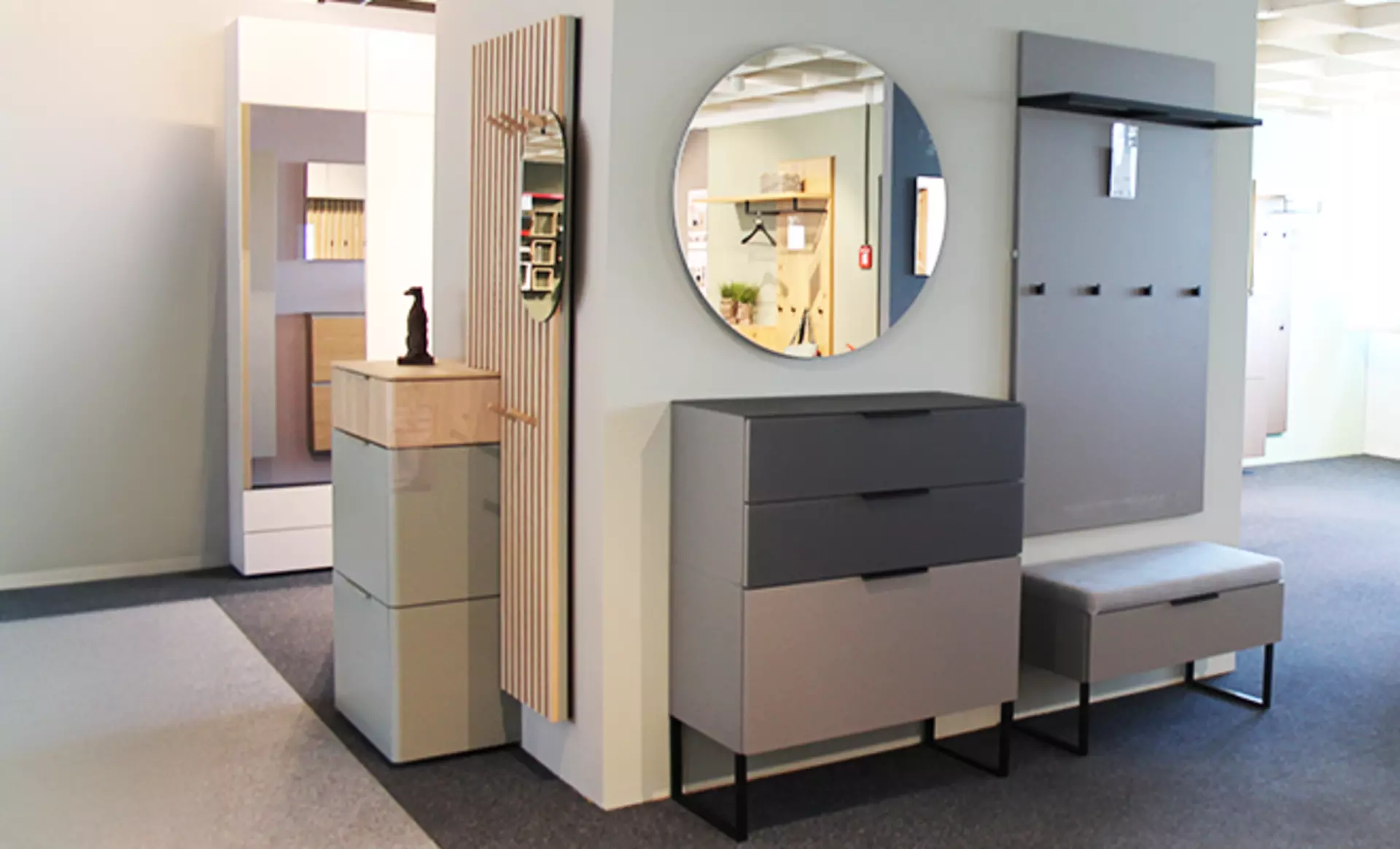 Moderne Garderobe in grau