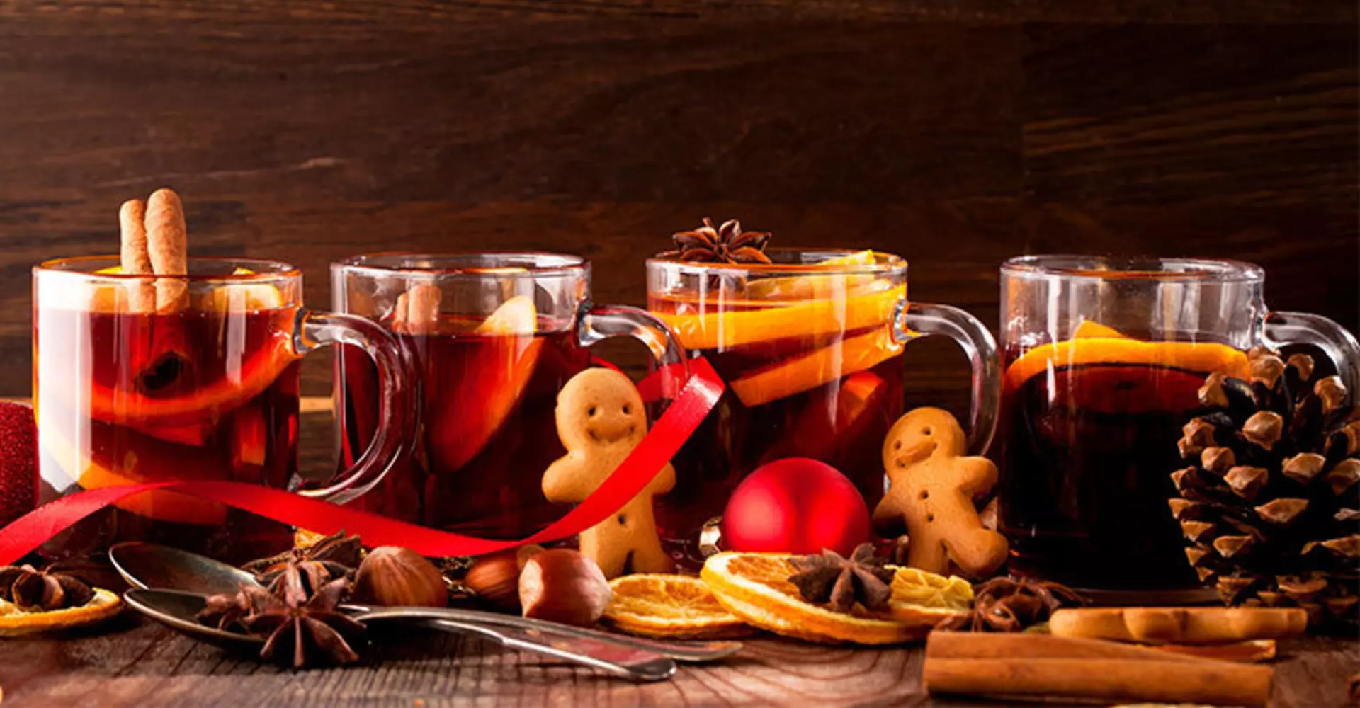 Tee und Plätzchen mit Orangen und Zimt im Winter.