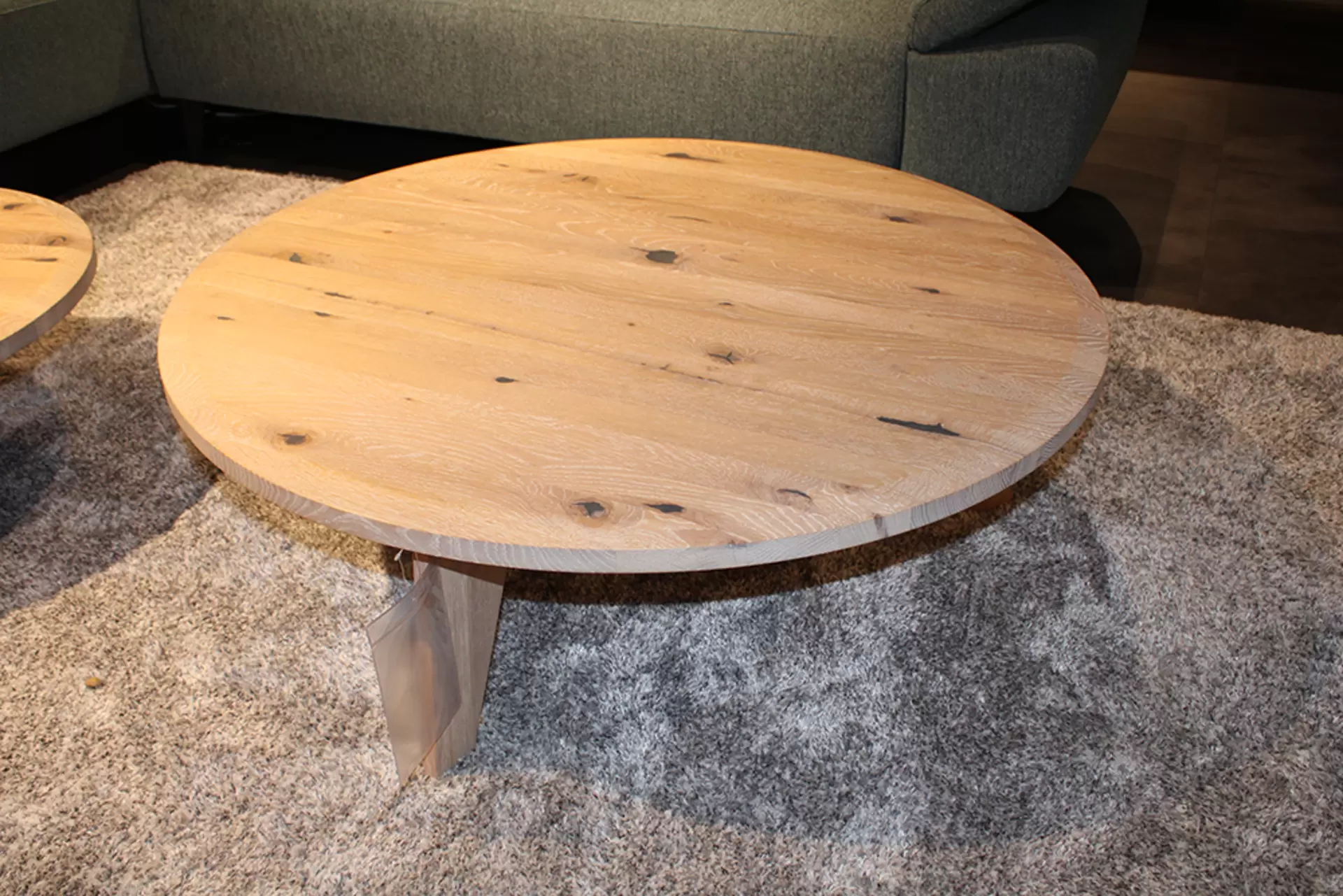 Der Couchtisch UR von Team 7 aus massiver Eiche rund