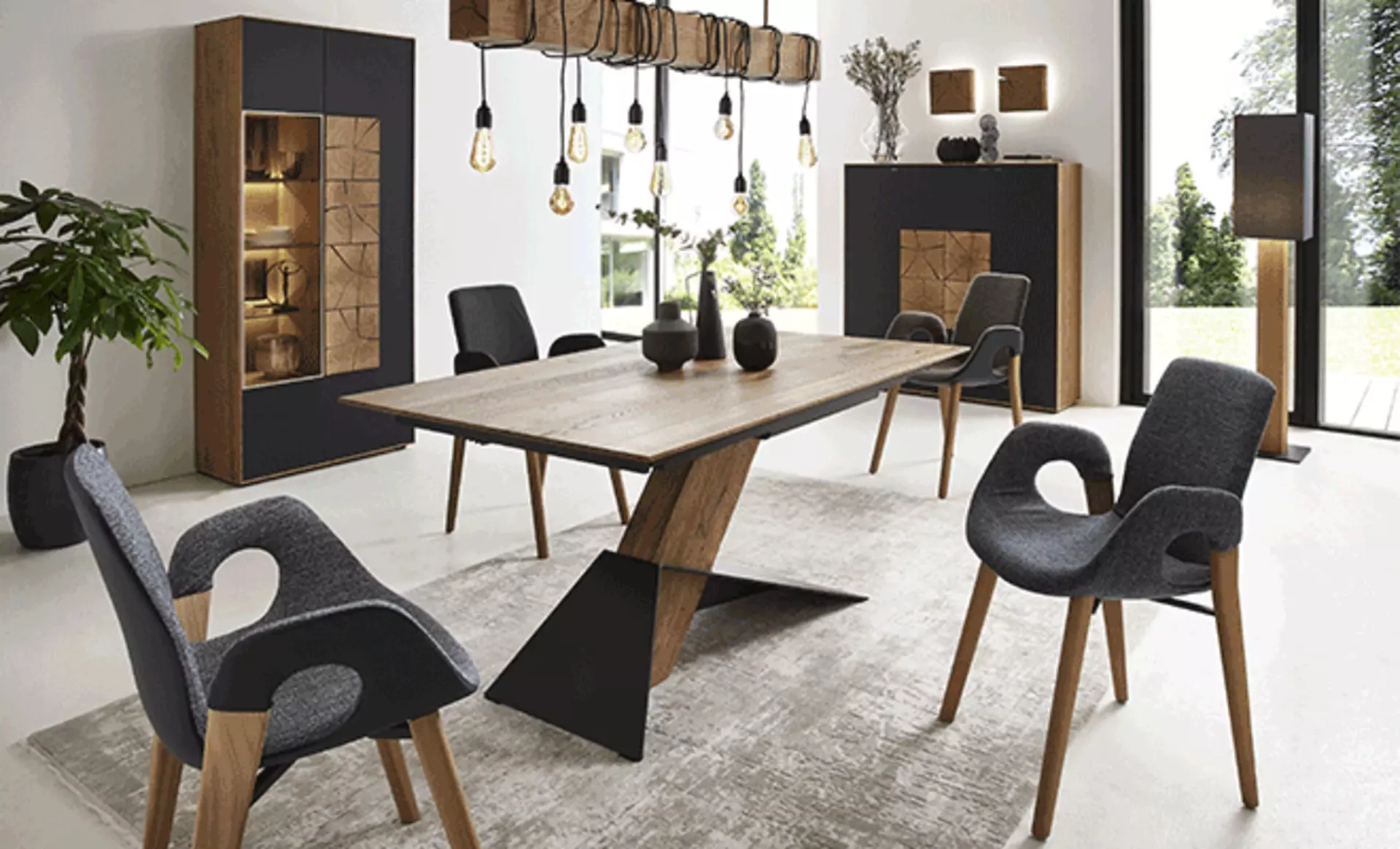 Kleines Eingerichtetes Esszimmer mit den Maßen 660x400px