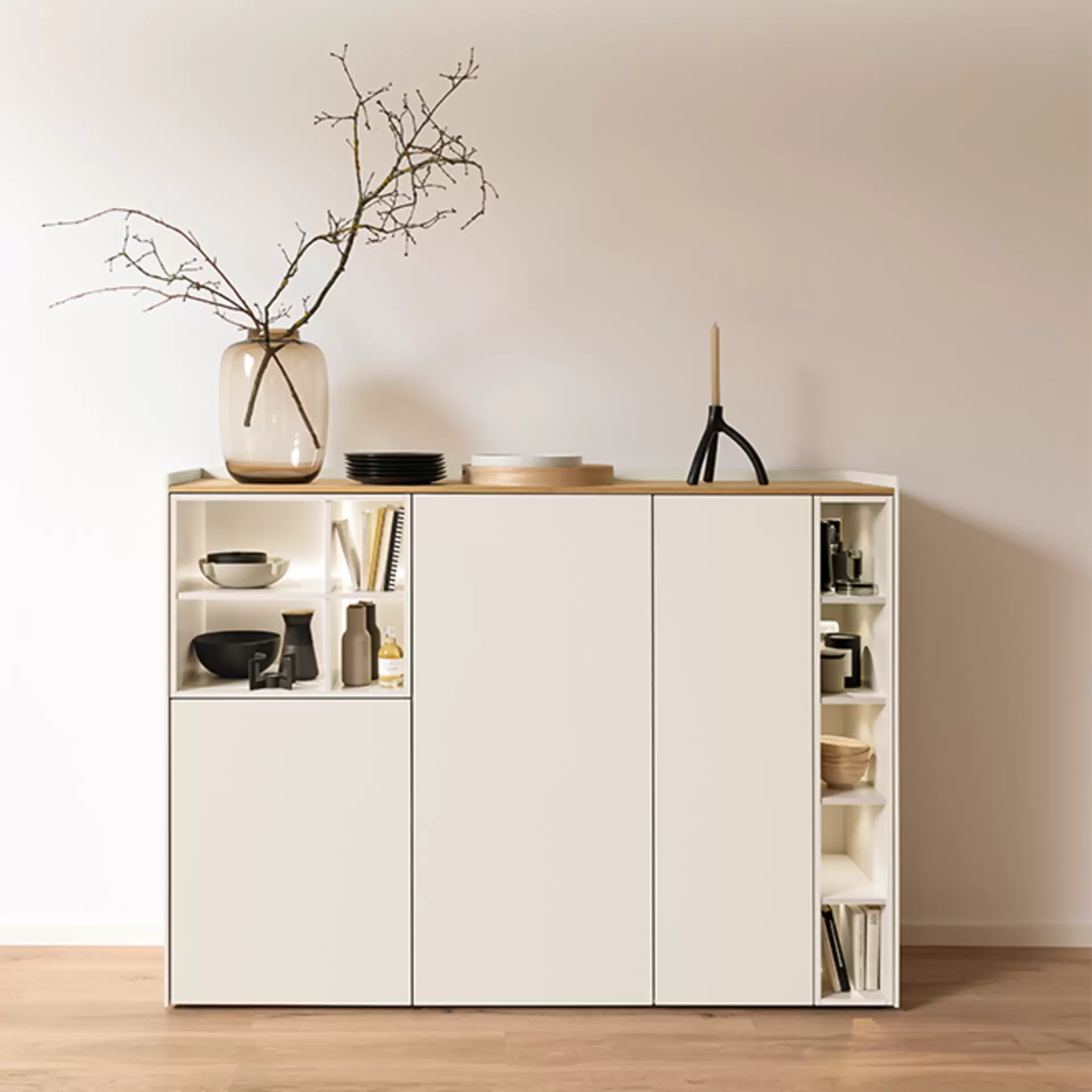 Das Atena Sideboard von Venjakob in weißem Lack mit offenen Fächern