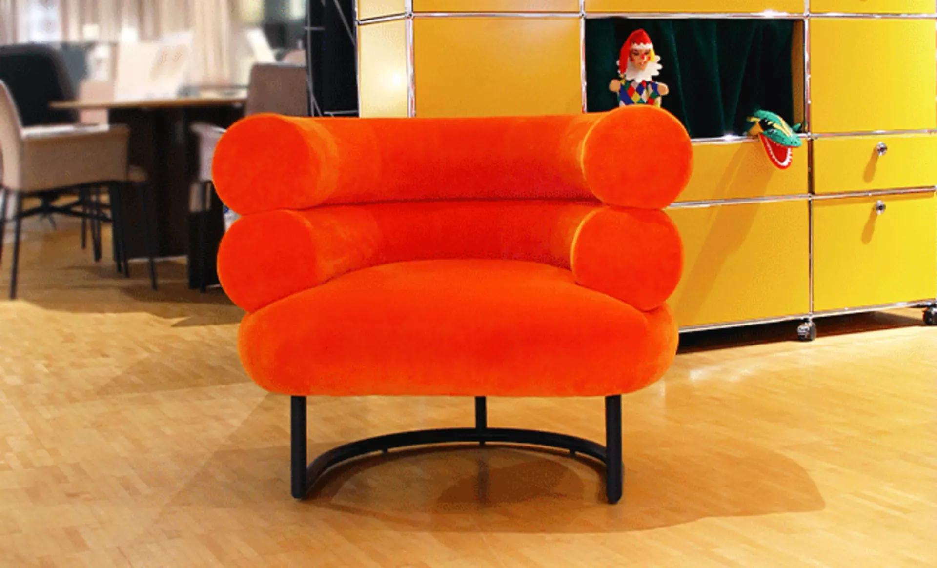 Der Bibendum Sessel in knalligem Orange in der Ausstellung von interni by inhofer