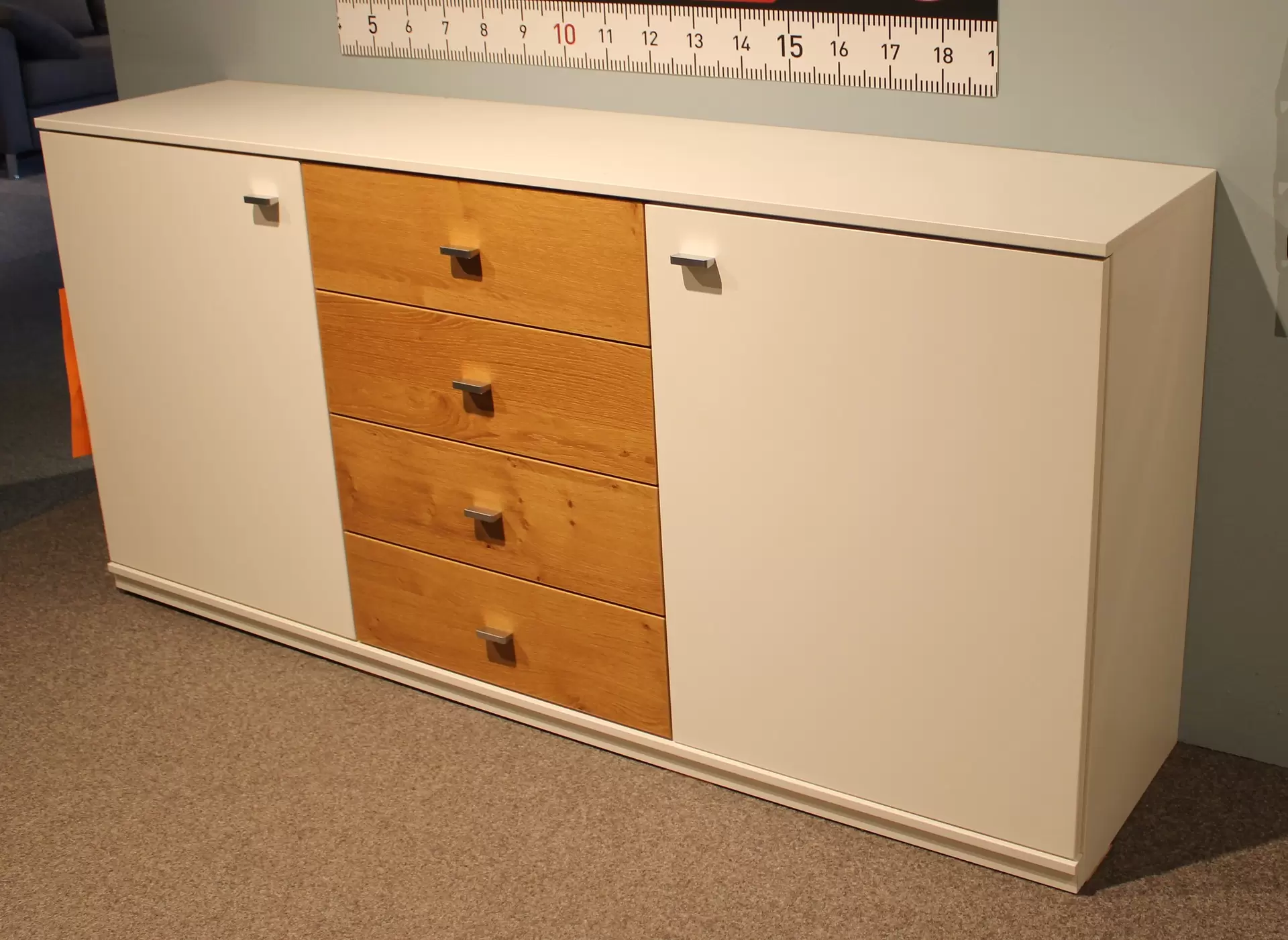 Sideboard mit Holz Schubladen und weiße Türen