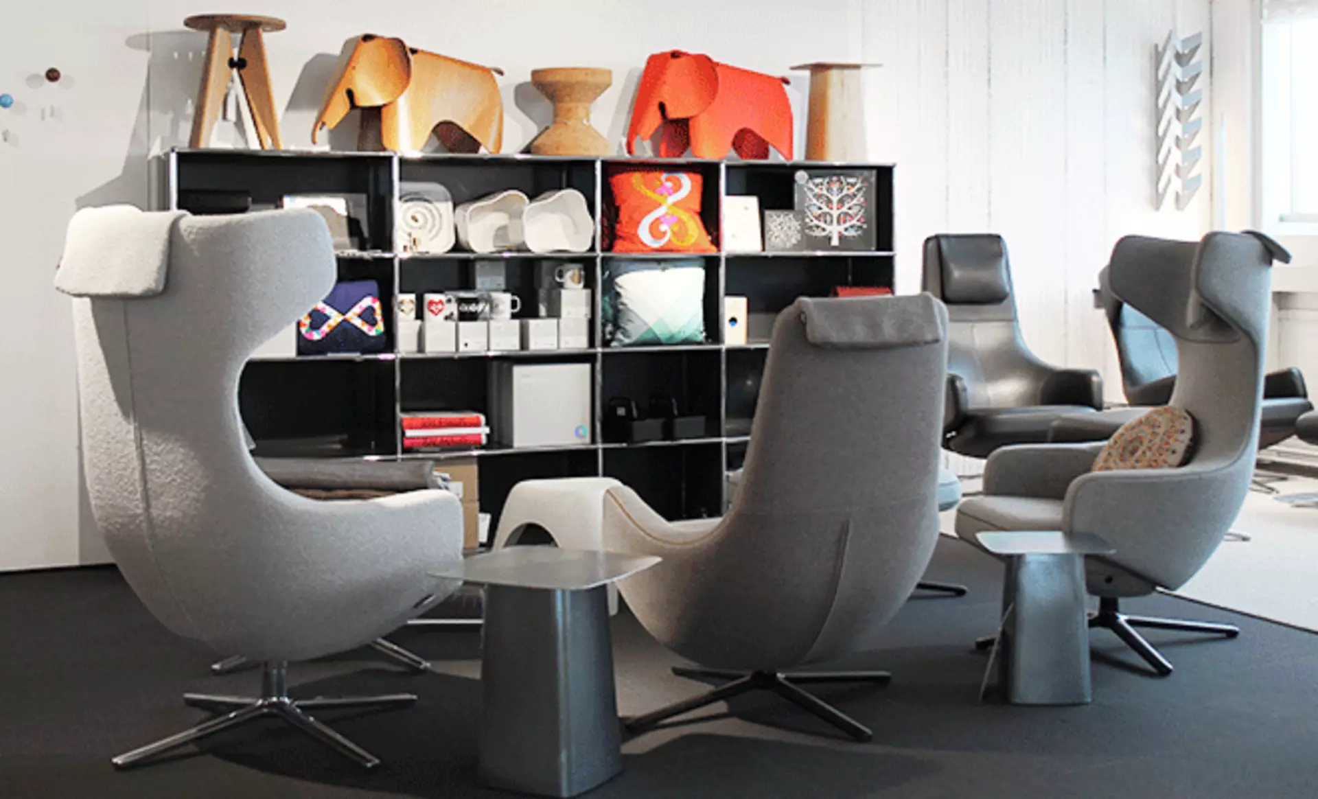 Designer Sessel, Hocker und Wohnaccessoires von Vitra neu präsentiert bei interni by inhofer