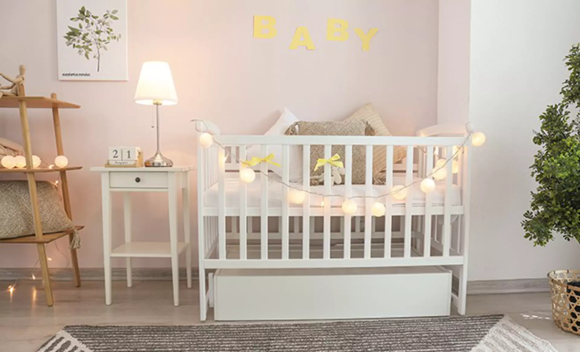 Nachtlicht, Deckenleuchten mit fröhlichen Motiven und blendfreie Tischleuchten - die richtige Beleuchtung im Babyzimmer