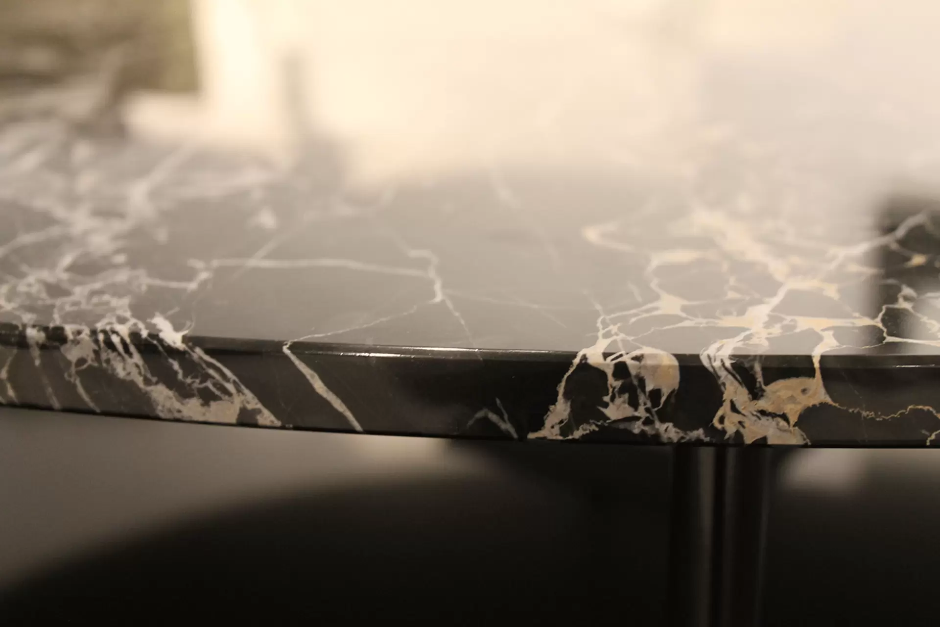 Detailansicht der Tischplatte des Minotti Couchtisches Lelong 23
