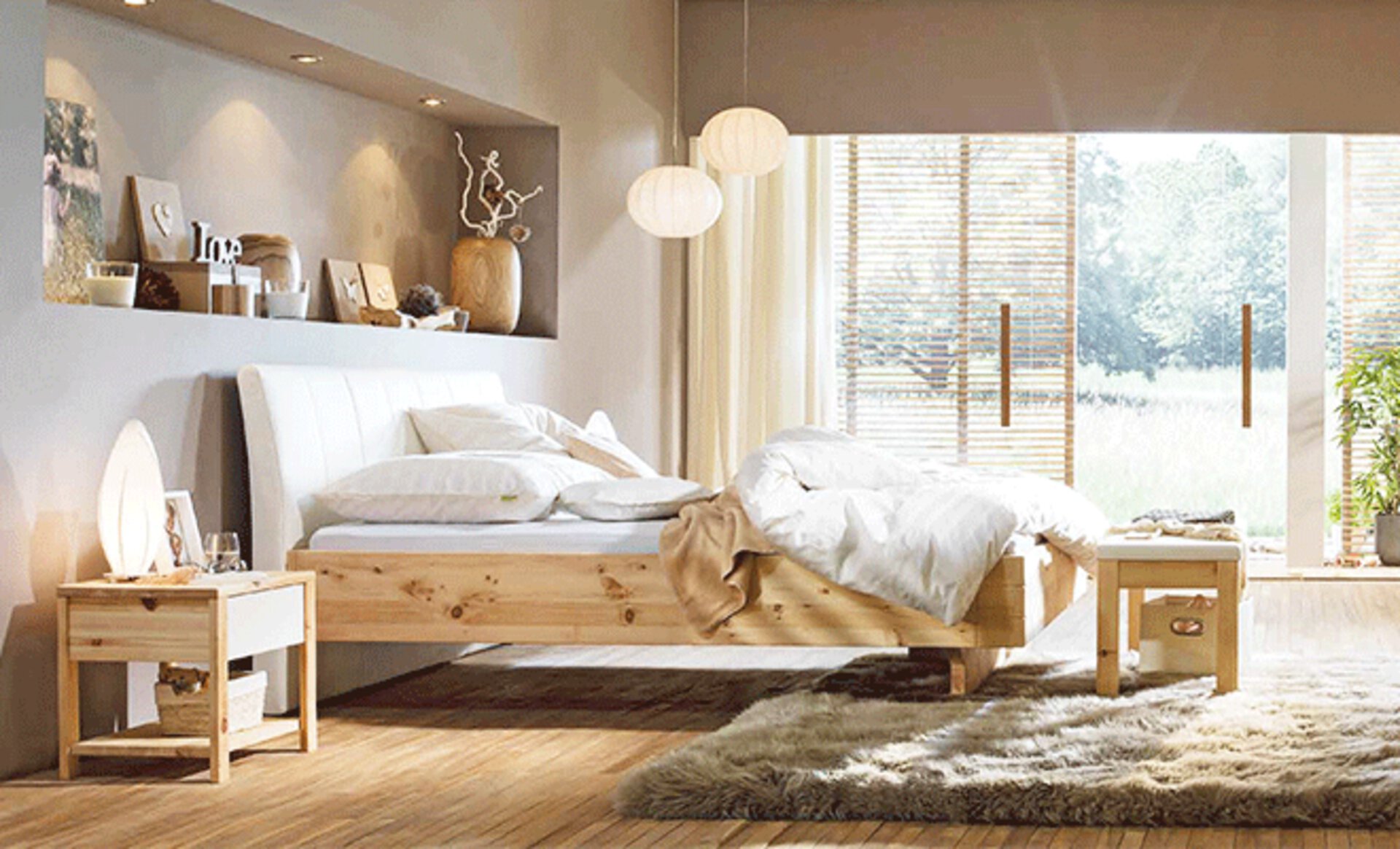 Schlafzimmerausschnitt im Landhausstil mit Bett und Schränken aus naturbelassenem Holz. Die Wand ist in warmem Beige gestrichen und auf dem Boden liegt ein flauschiger Hochflorteppich in dunklerem Beige.