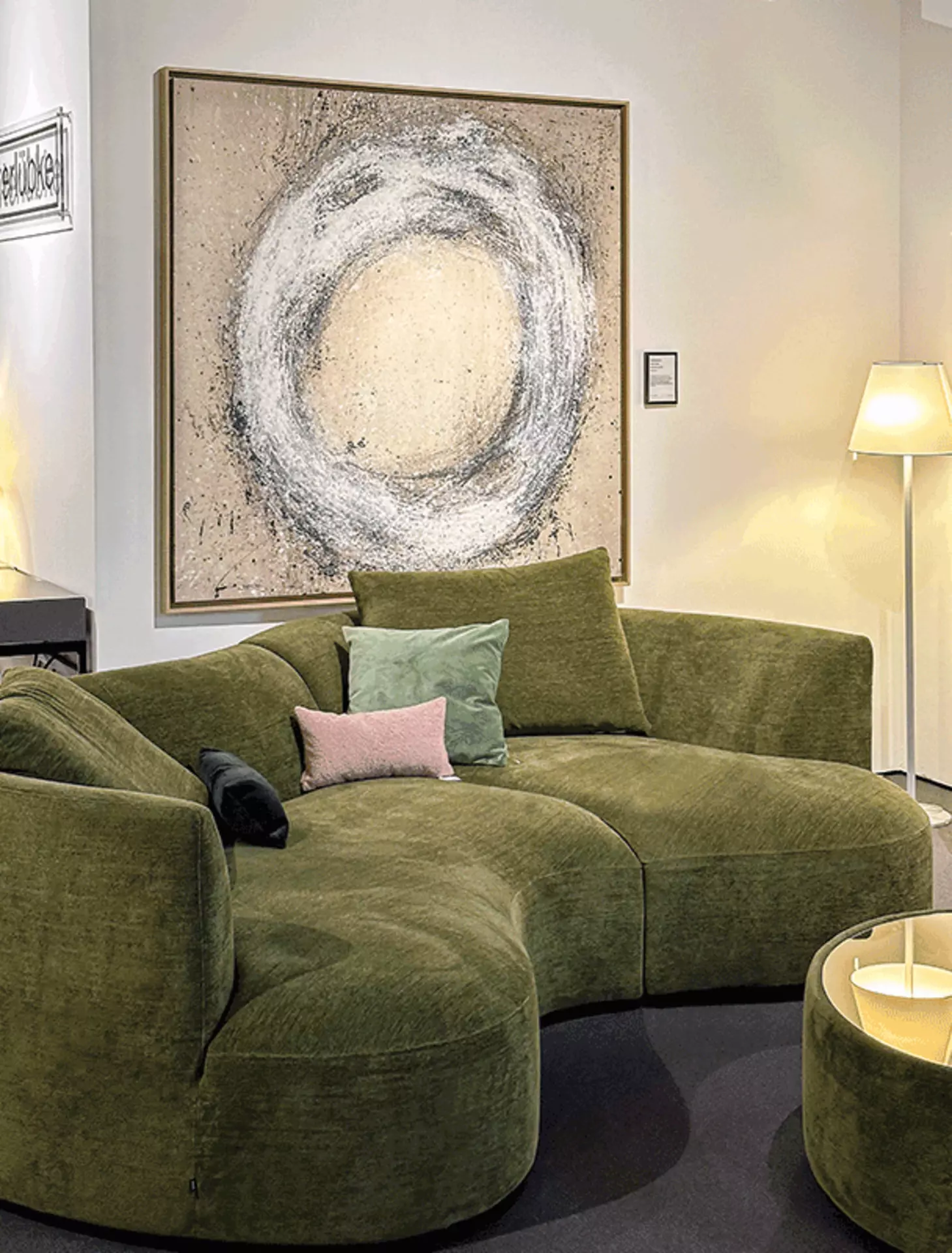 Dynamisches Kunstwerk in quadratischer Form von Rayes Vardy bei interni by inhofer