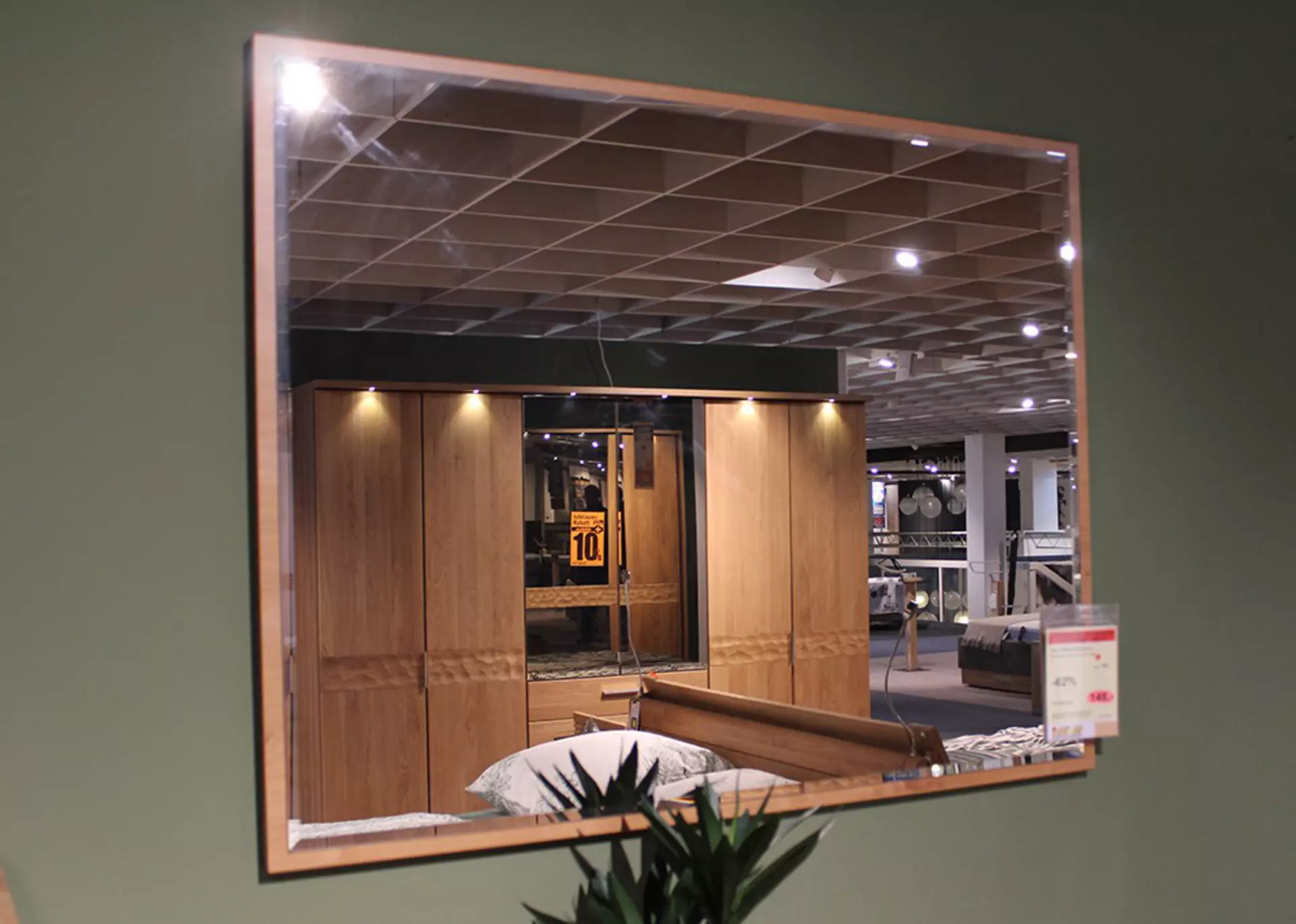 Vorderansicht eines Wandspiegels mit Holzrahmen