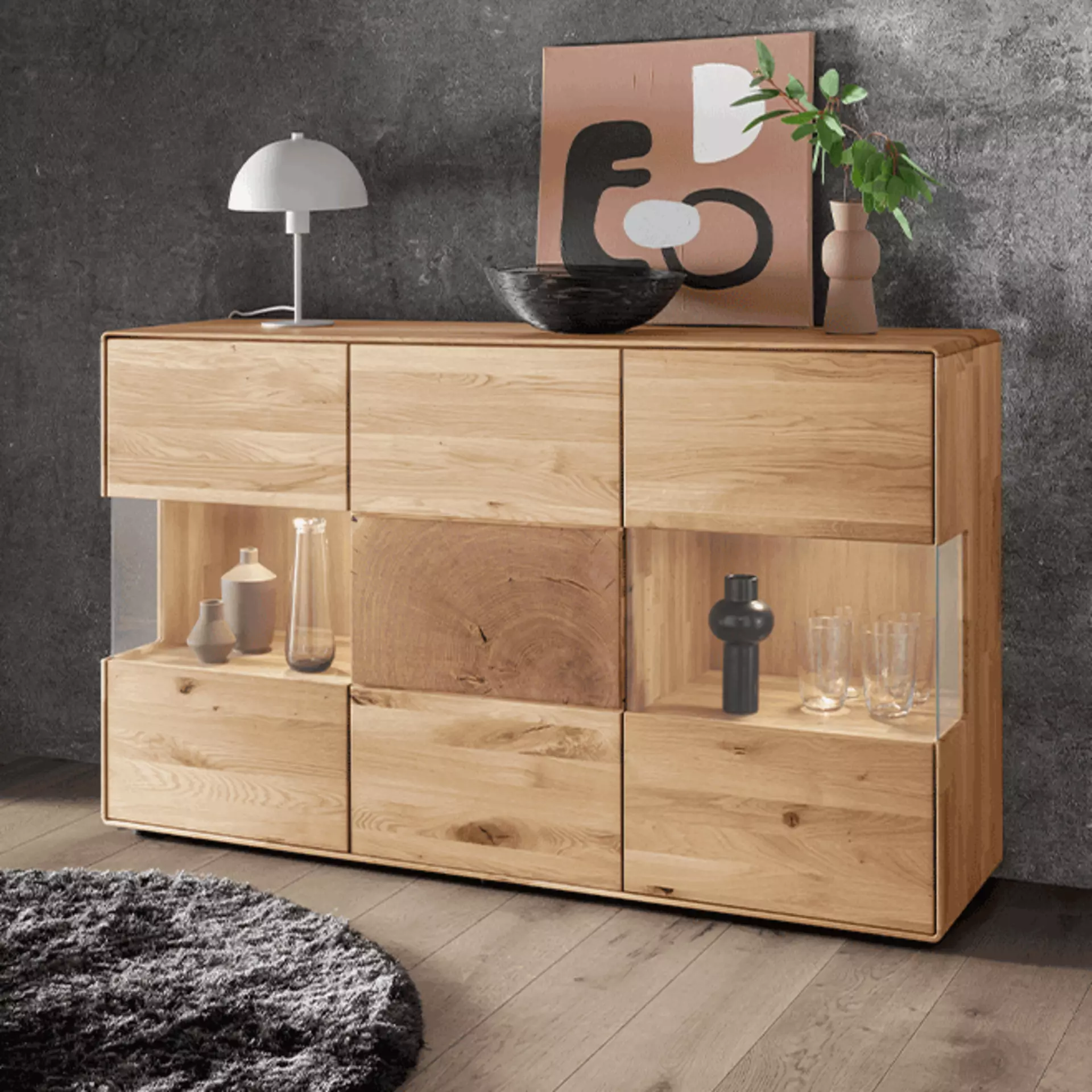 Beleuchtetes Sideboard vor dunkler Wand