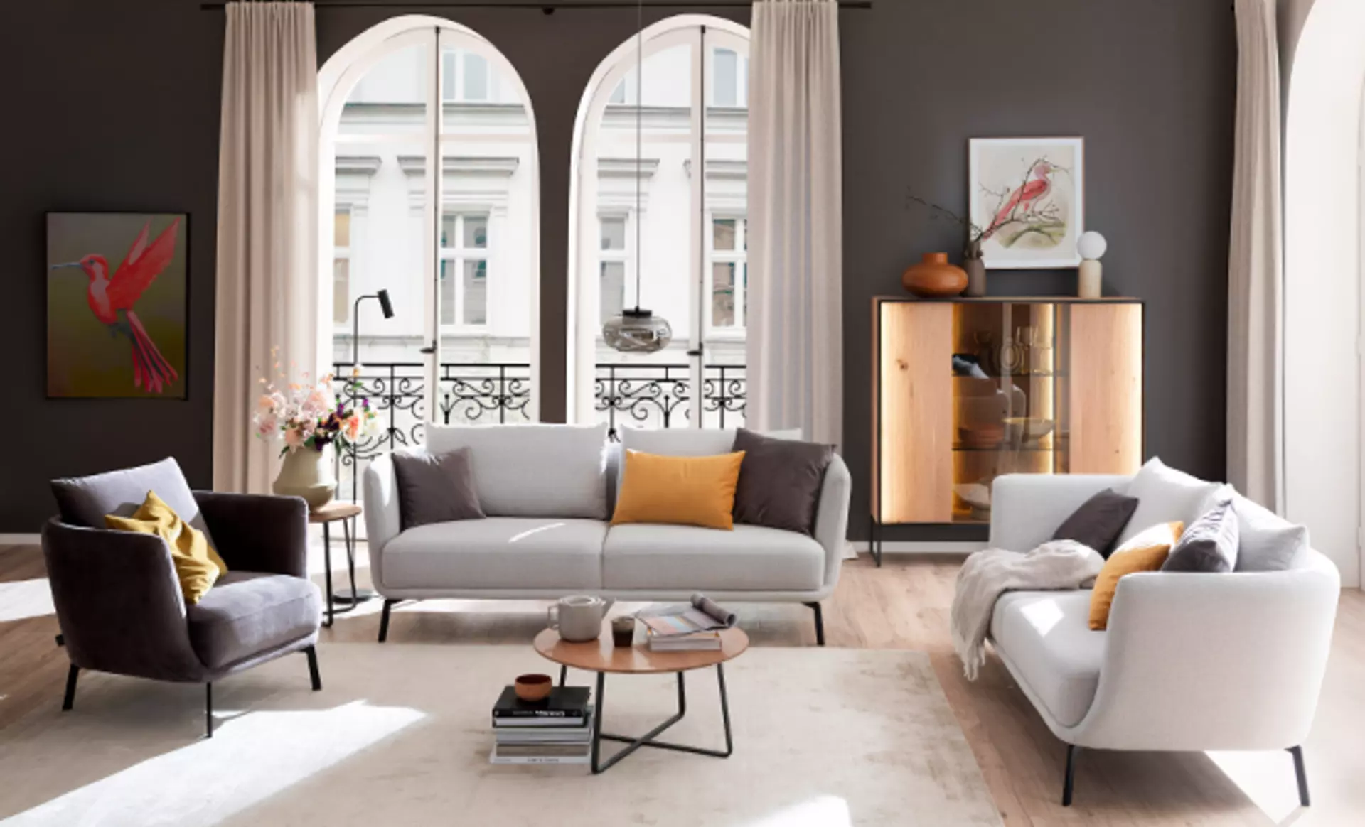 Das Pearl Trend Tracy Sofa aus der Schöner Wohnen Kollektion in einem hellen Wohnzimmer mit viel Licht