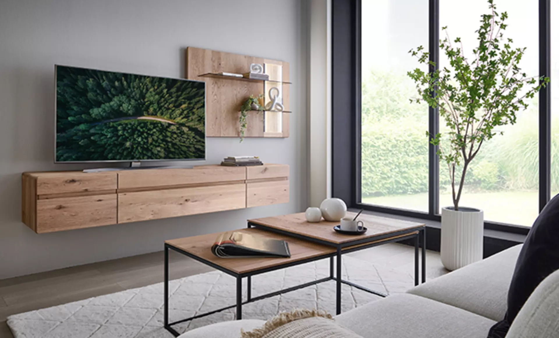 Schwebende Wohnwand mit gezielt gesetzter Dekoration in harmonisch eingerichtetem Wohnzimmer