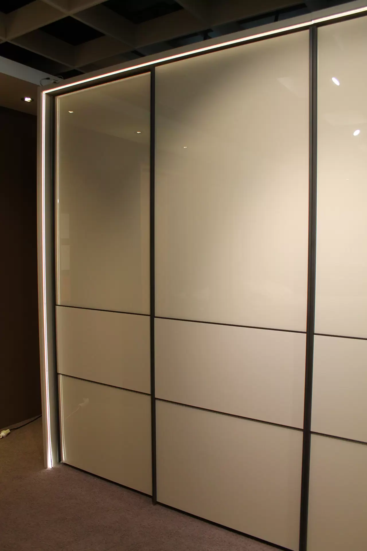 Der Schwebetürenschrank MONDO CLIVO 3000 von Wiemann
