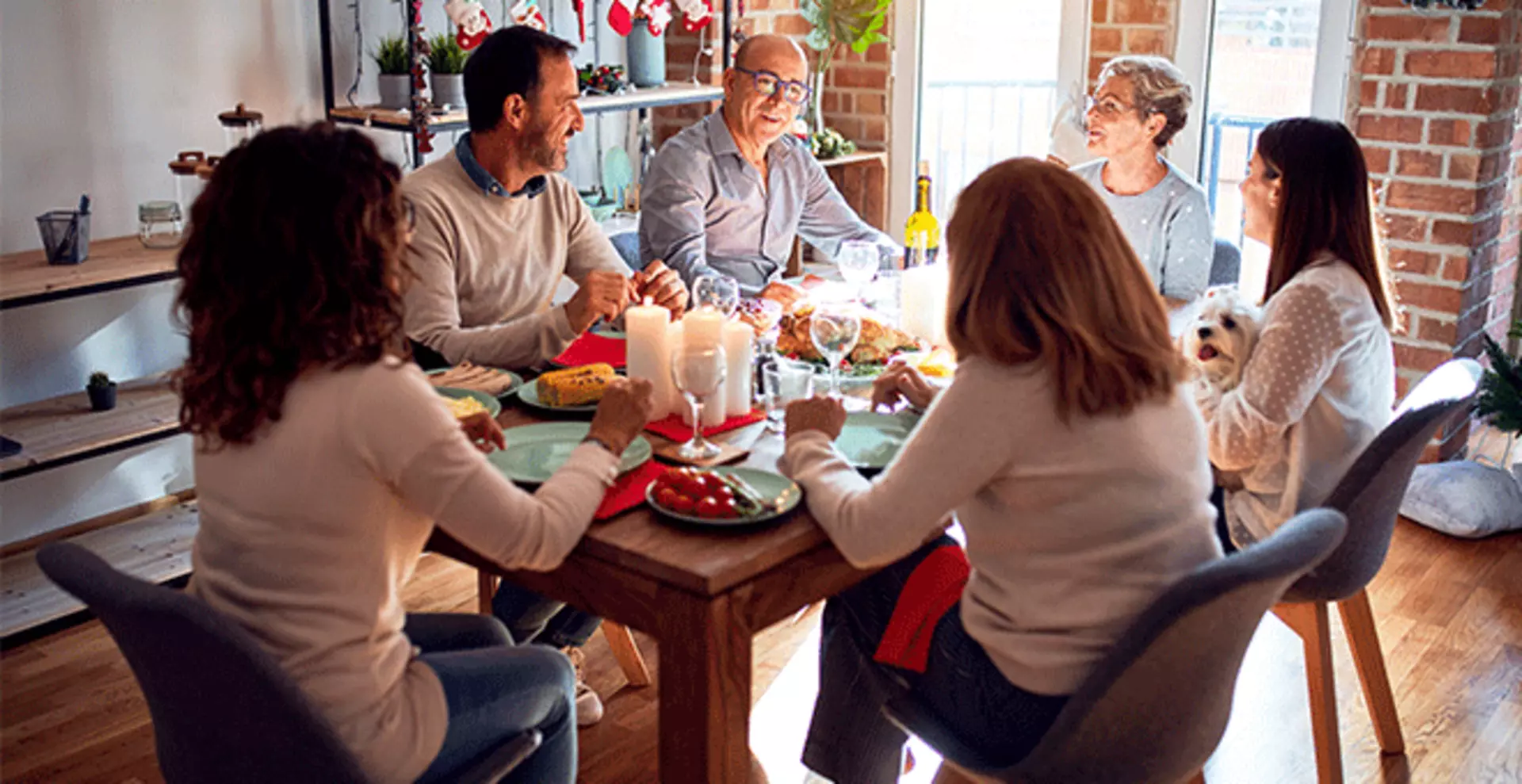 Familie beim gemeinsamen Essen am Esstisch 