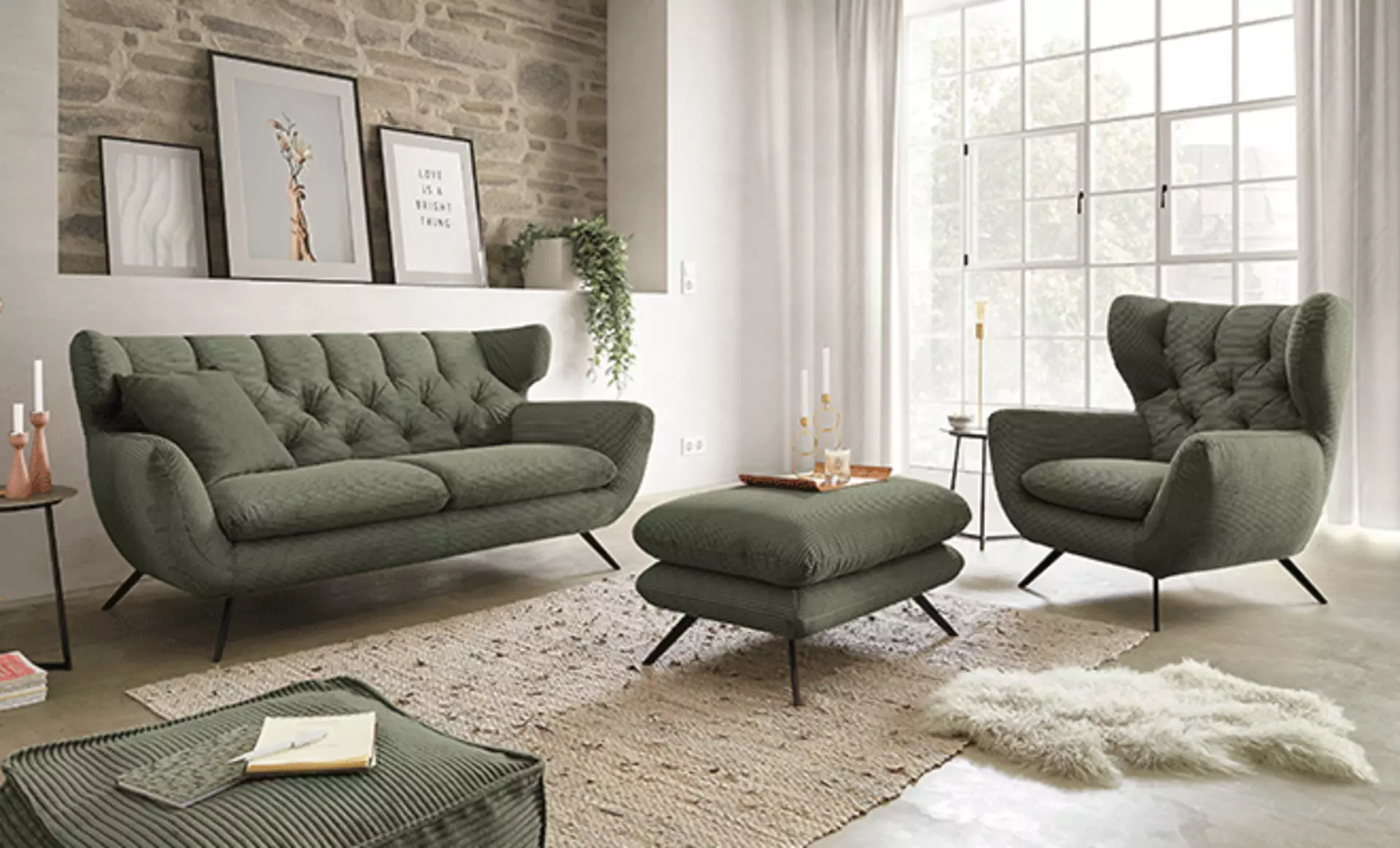 Royal Green im Wohnzimmer mit einer grünen Polstergarnitur inkl. Couch und Sessel
