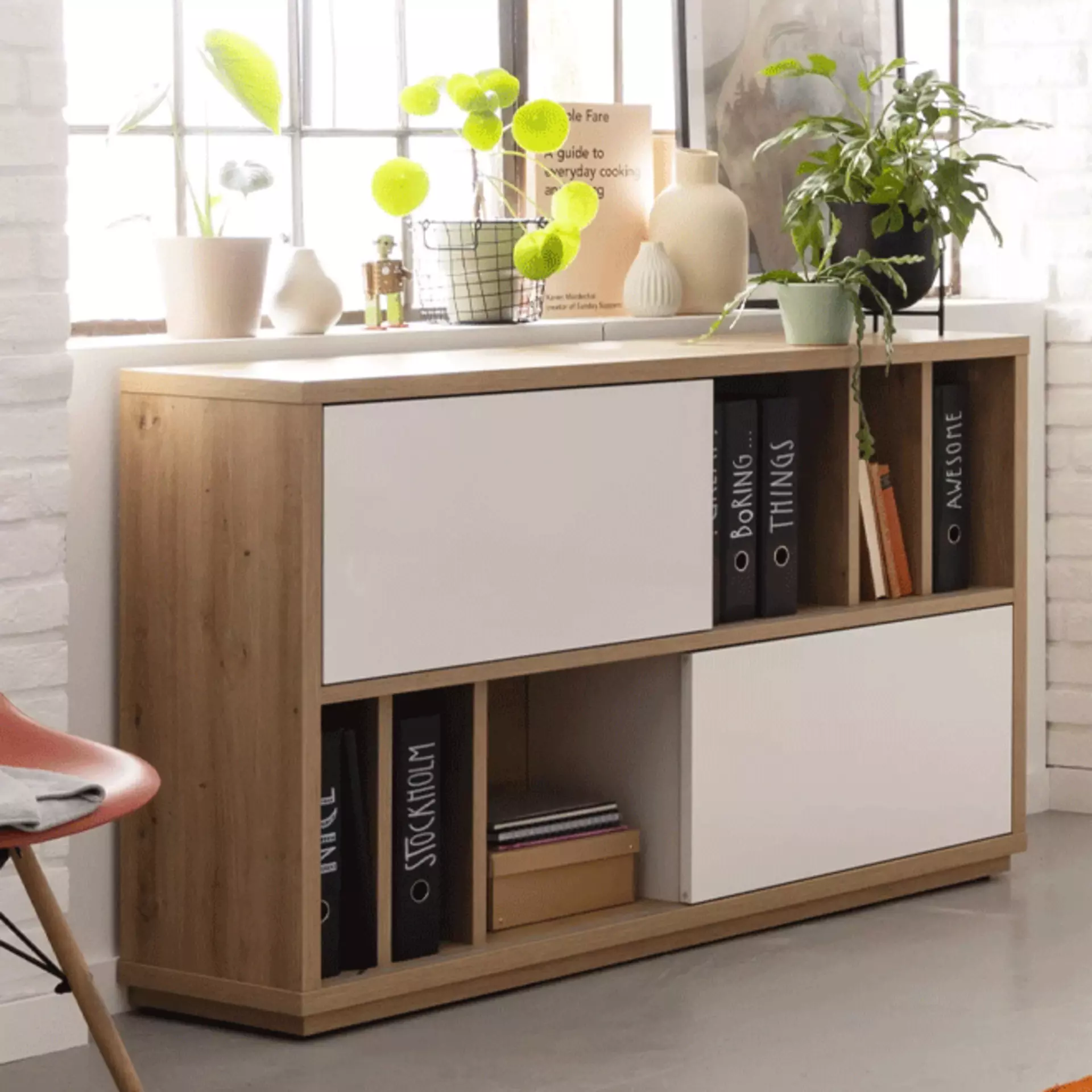 Praktische Regale und Wandboards als Stauraumlösung im Büro