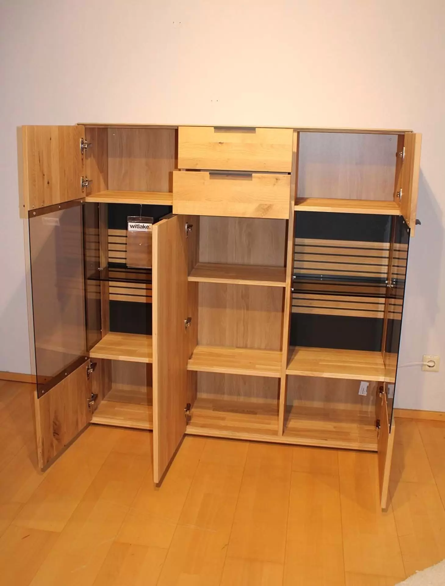 Highboard aus Holz mit geöffneten Türen