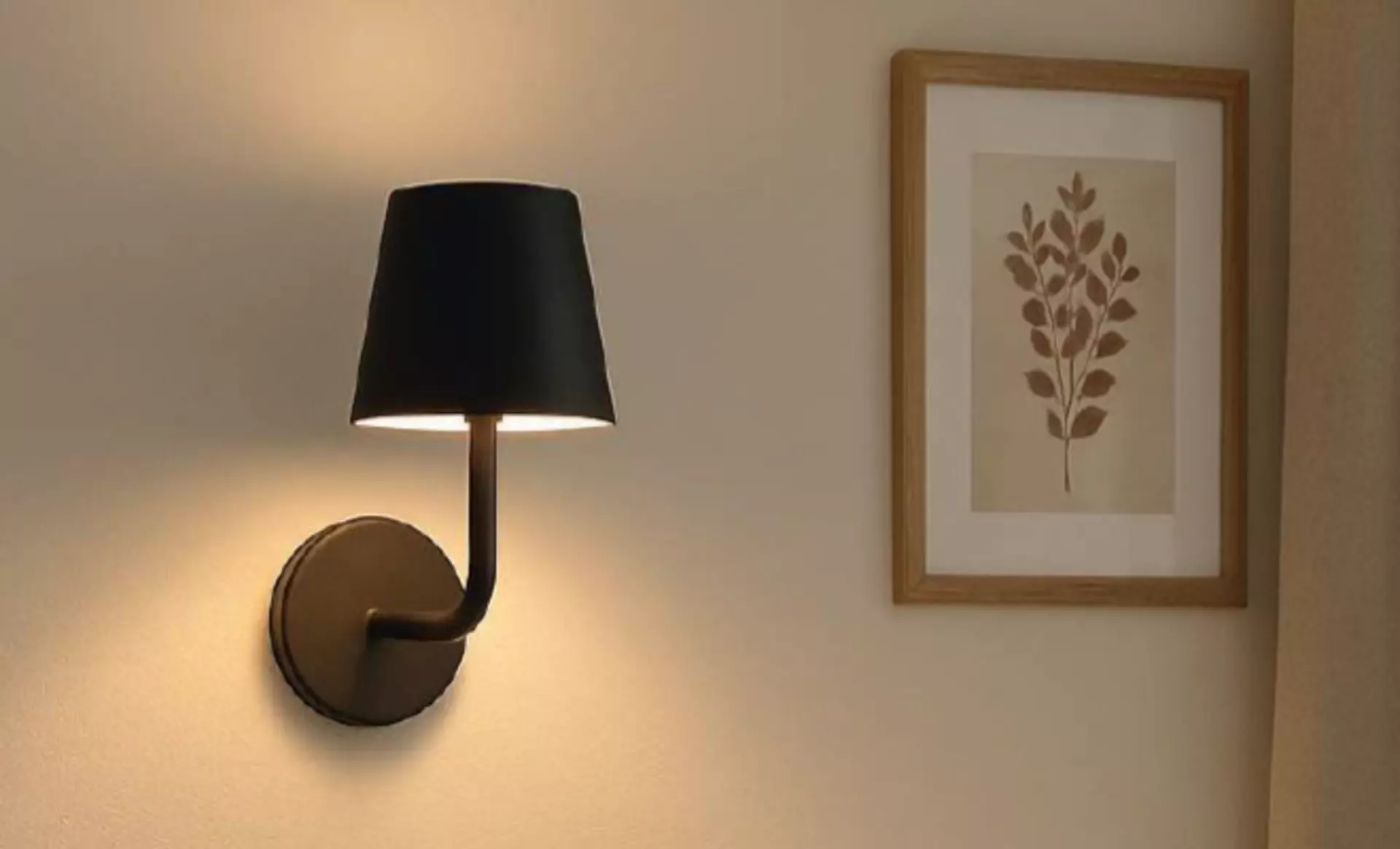 Die FH Lighting Magnetic Wandleuchte in Schwarz an einer beige gestrichenen Wand