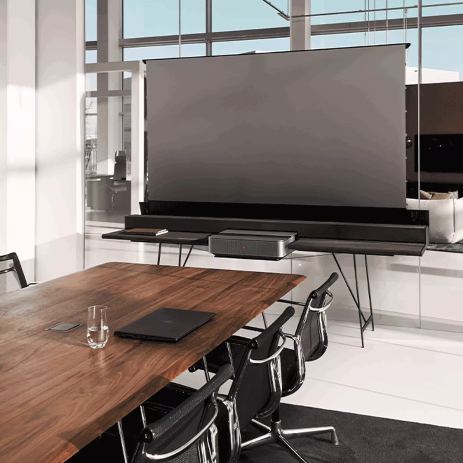 Das Yomei Lumina in einem modernen Konferenzraum